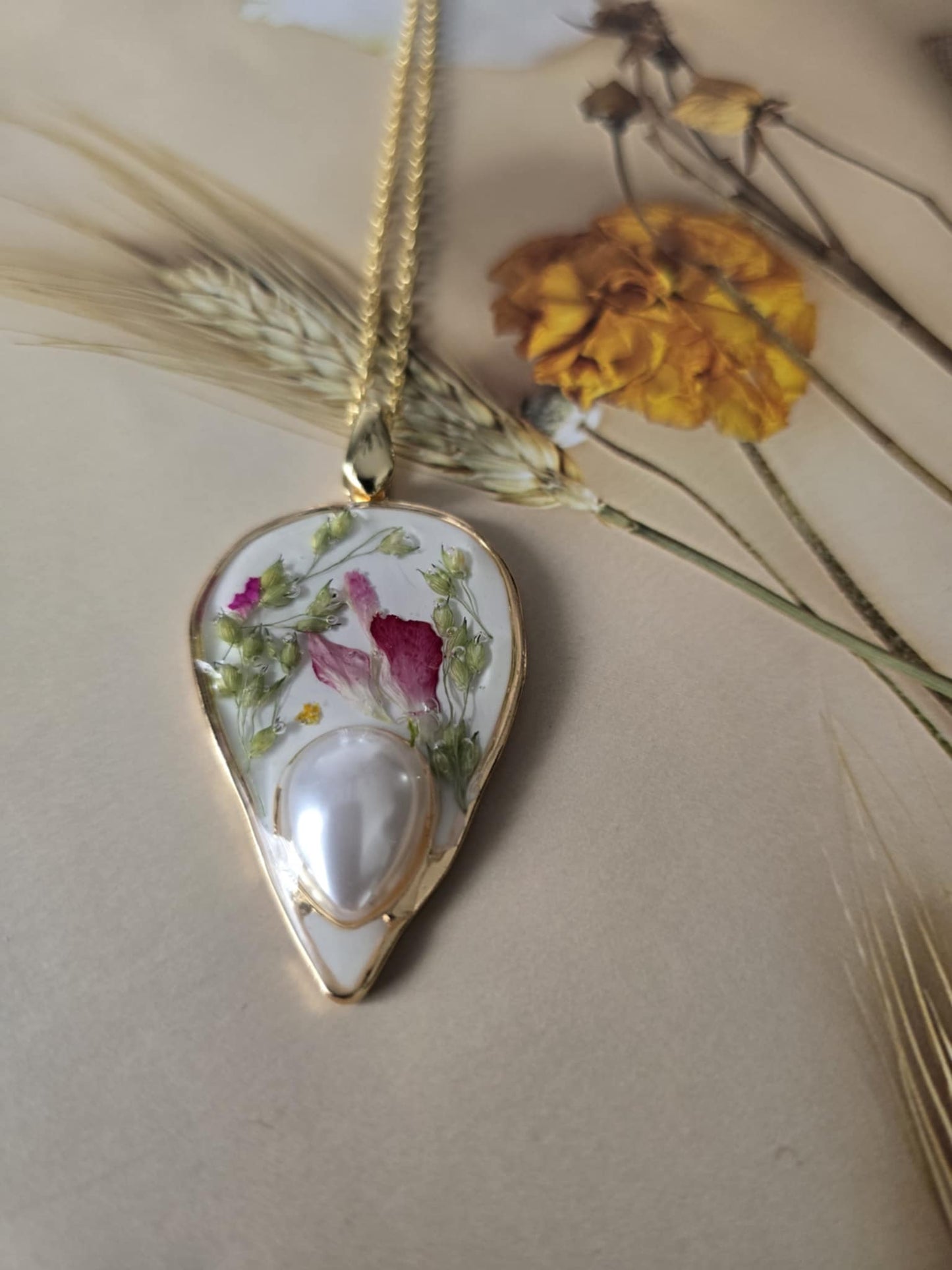 Pendentif floral avec perle