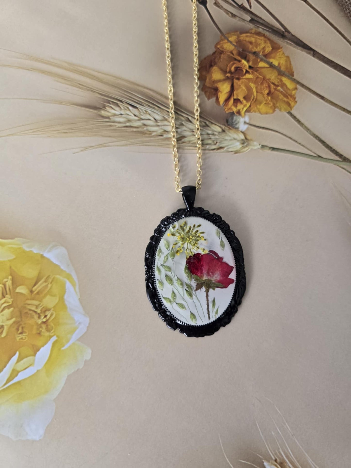 Pendentif noir désirable floral