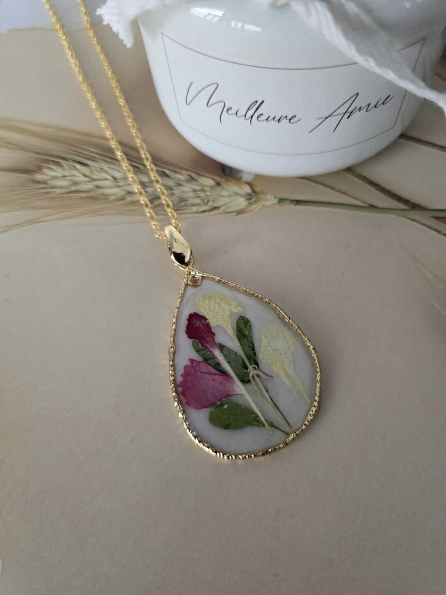 Pendentif floral en forme de goutte