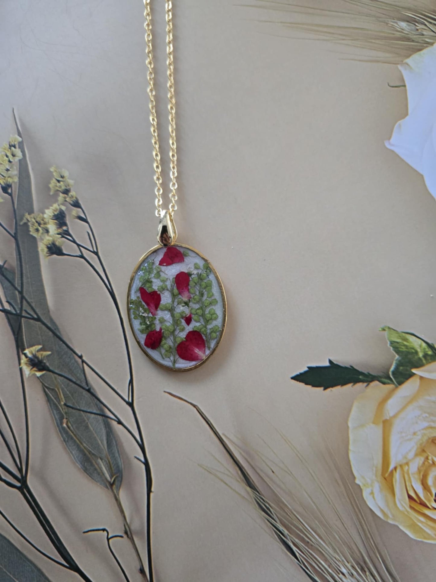 pendentif nacré blanc petite fleur rouge