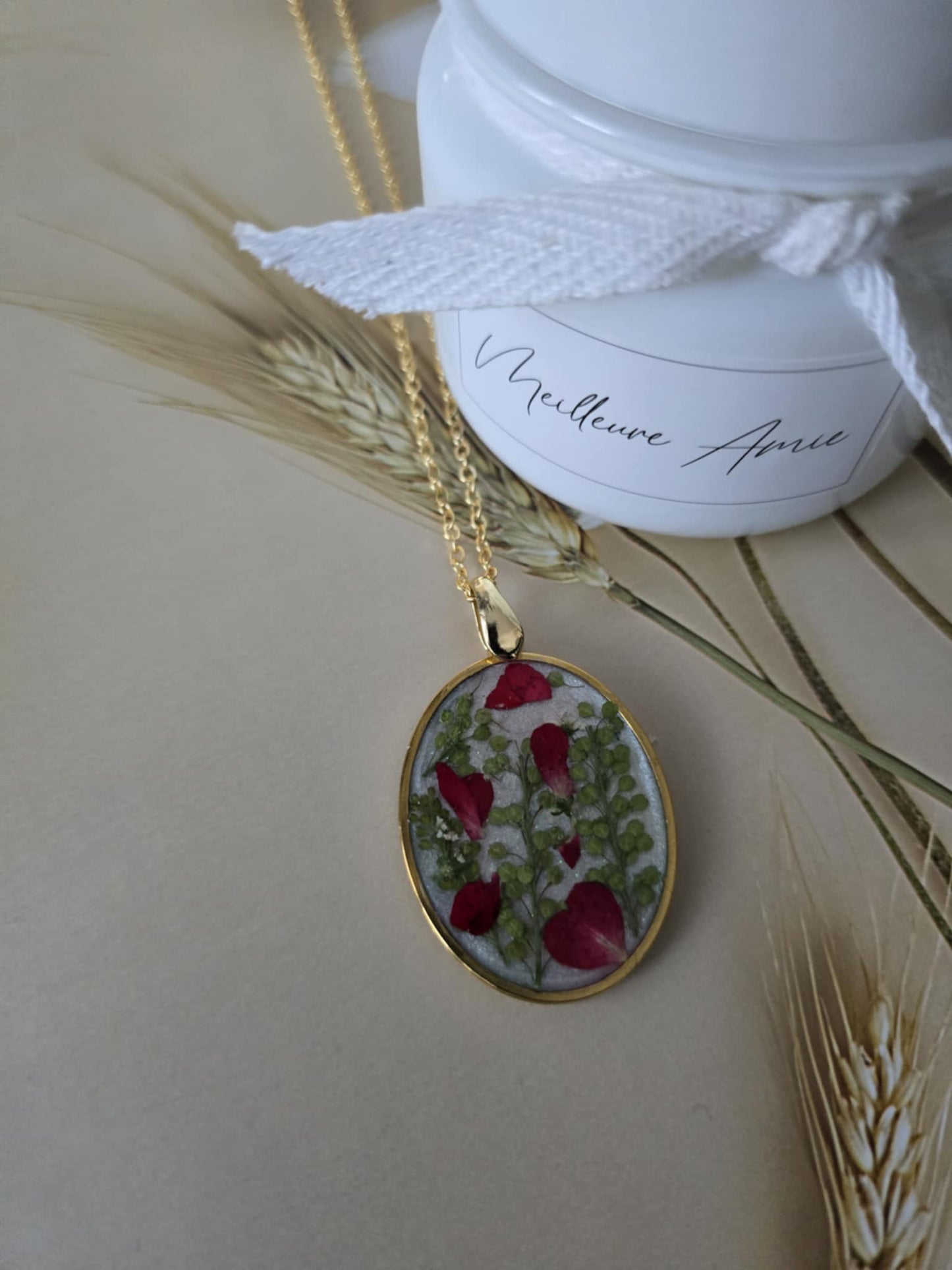 pendentif nacré blanc petite fleur rouge