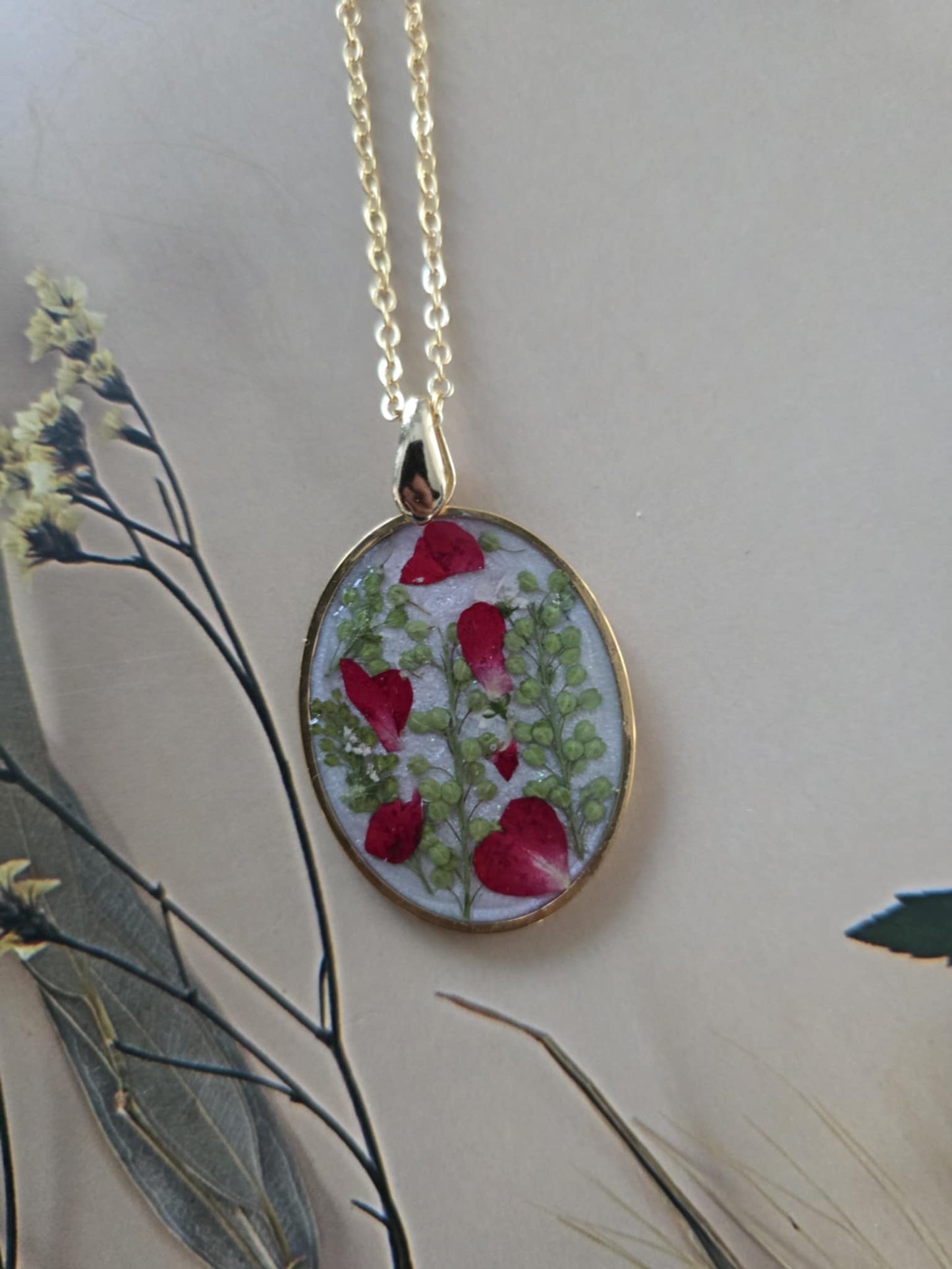 pendentif nacré blanc petite fleur rouge