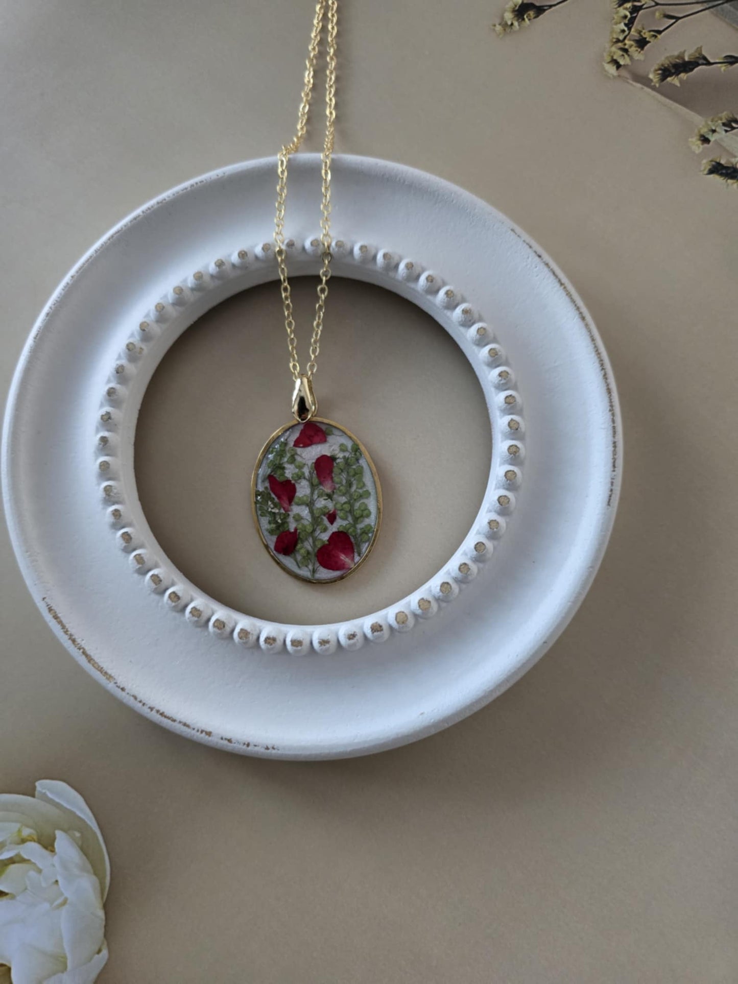 pendentif nacré blanc petite fleur rouge