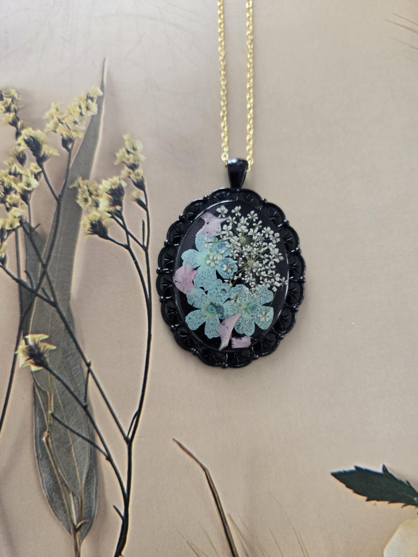 Pendentif noir floral turquoise