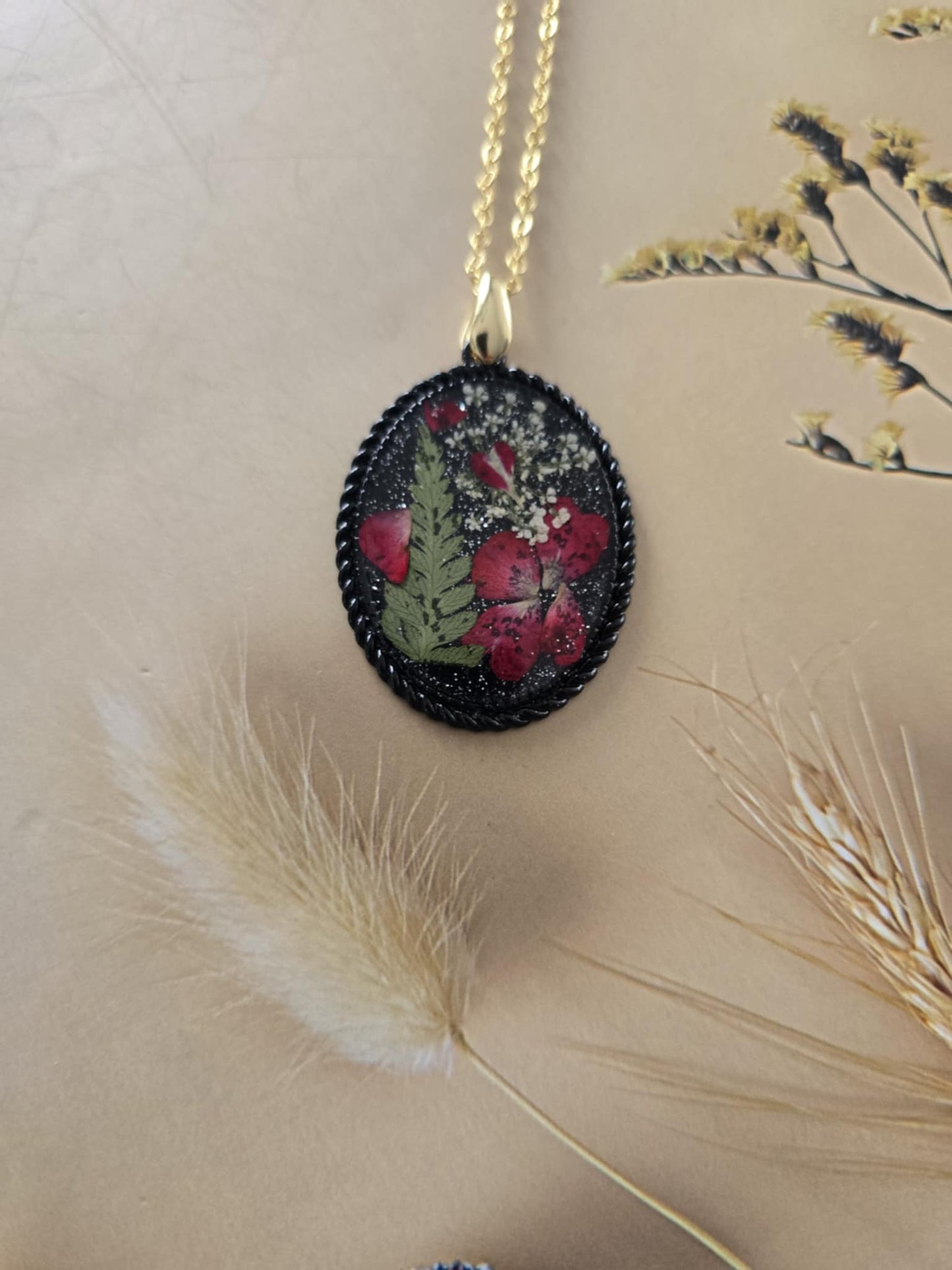Pendentif fleurs rouges vibration