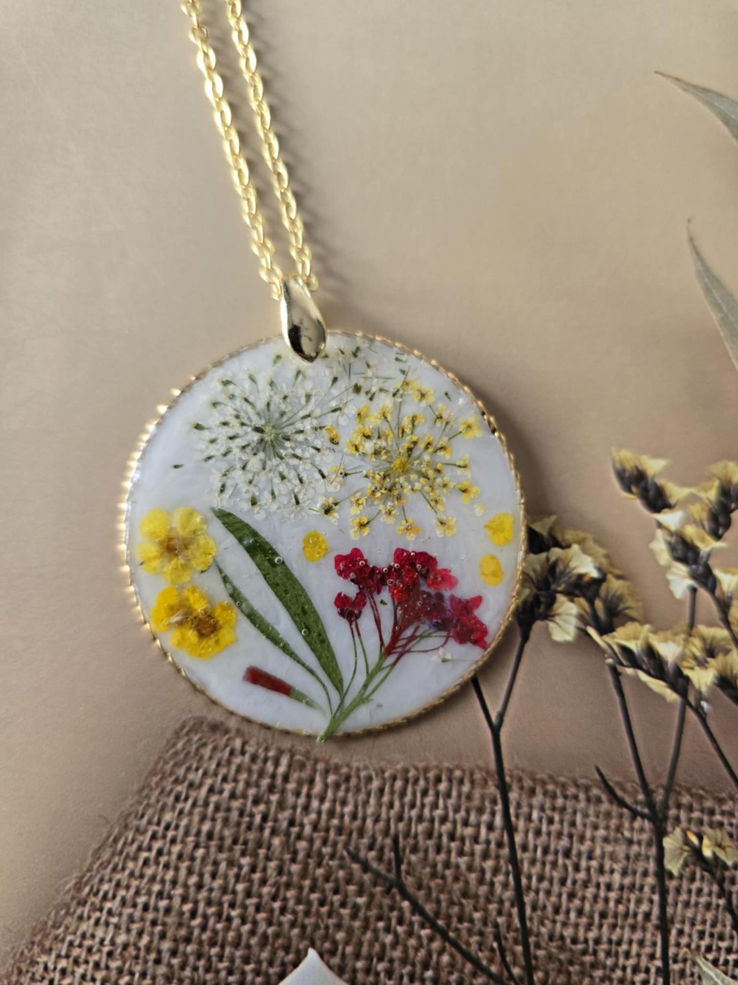 Pendentif fond blanc floral
