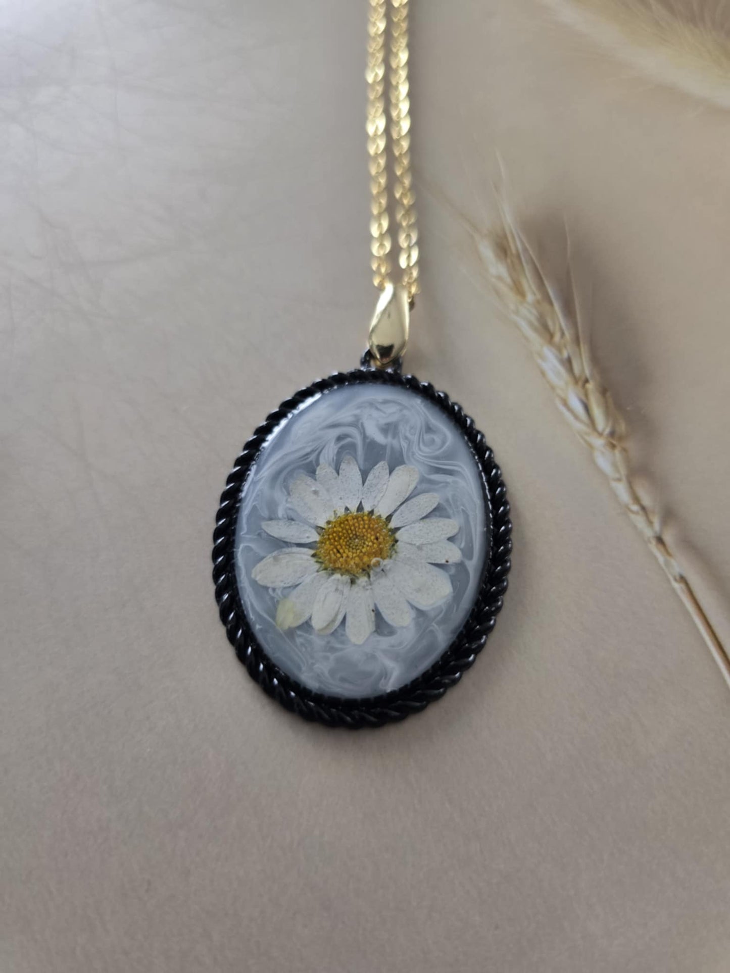 pendentif marguerite fond marbré