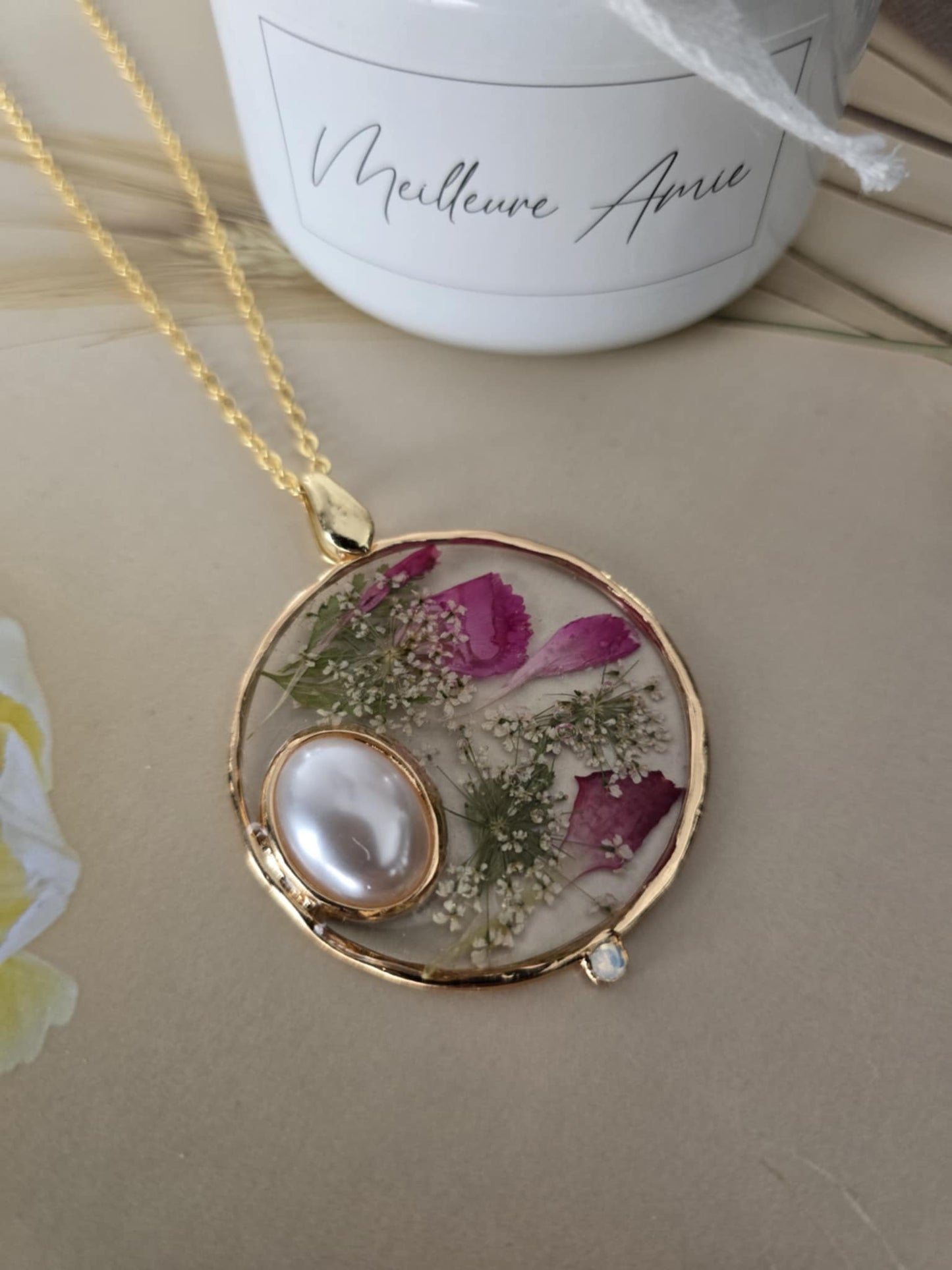 Pendentif floral surprenant