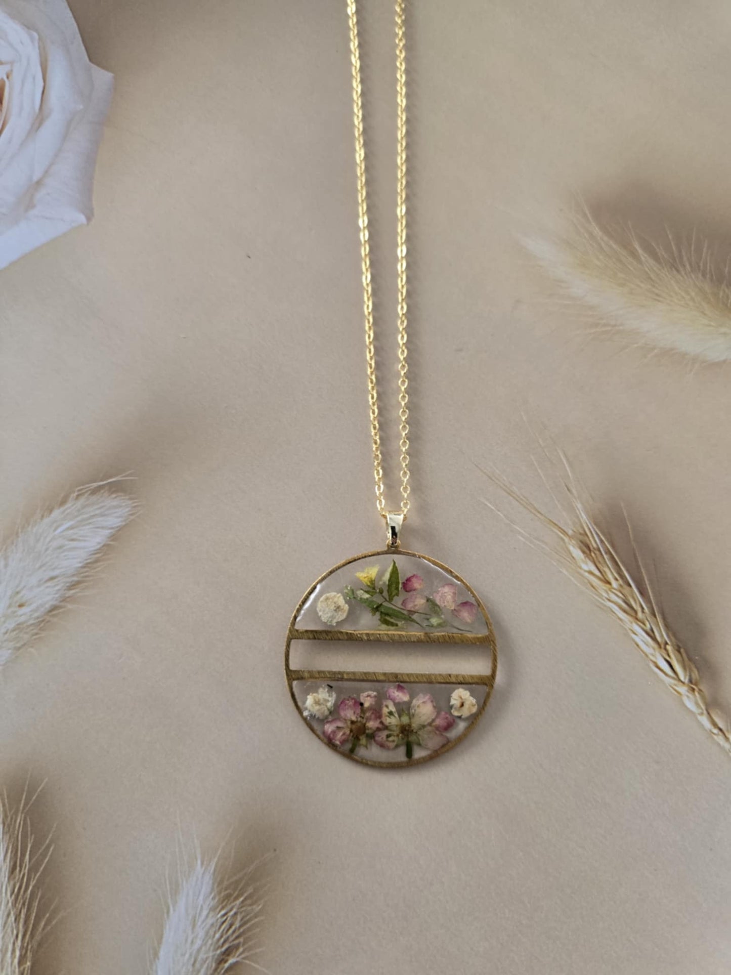 Pendentif fleurs délicates.