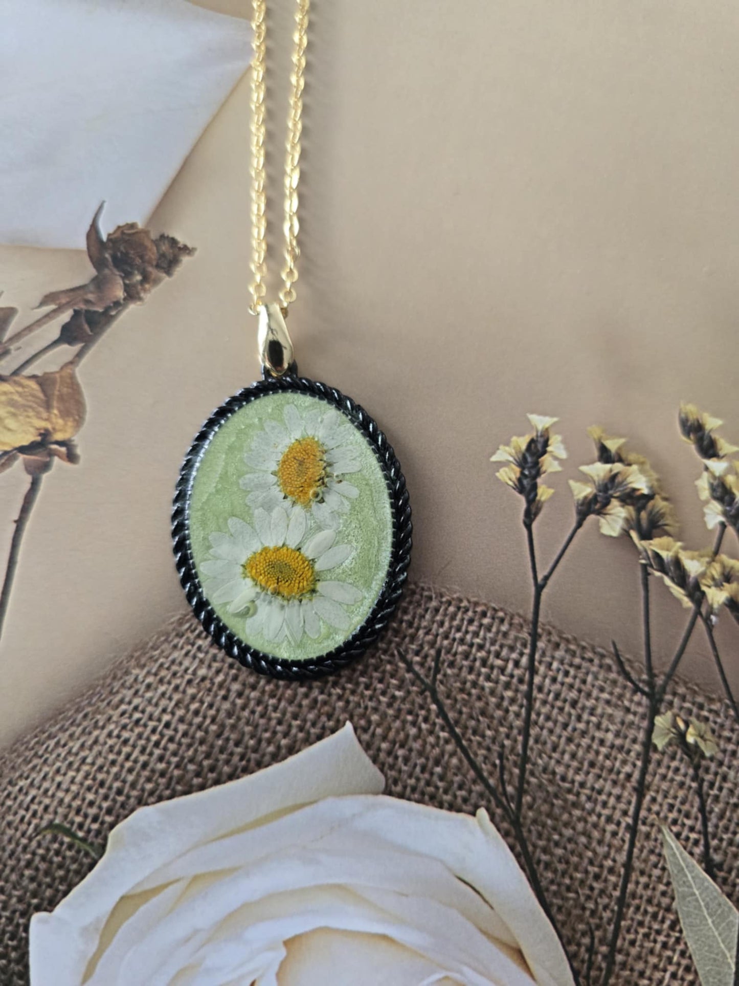 Pendentif marguerite sur fond vert