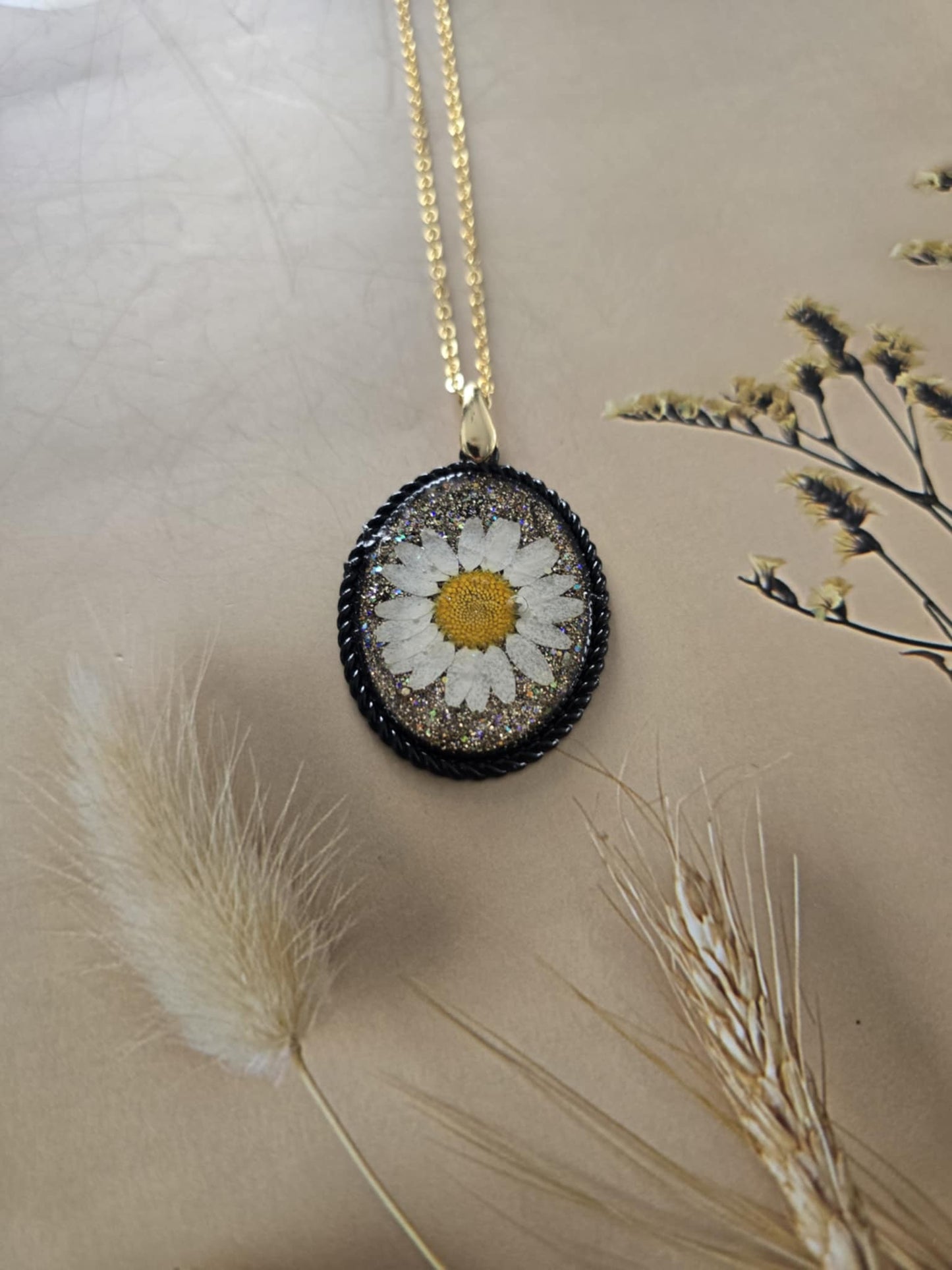 Pendentif marguerite sur fond or brillant