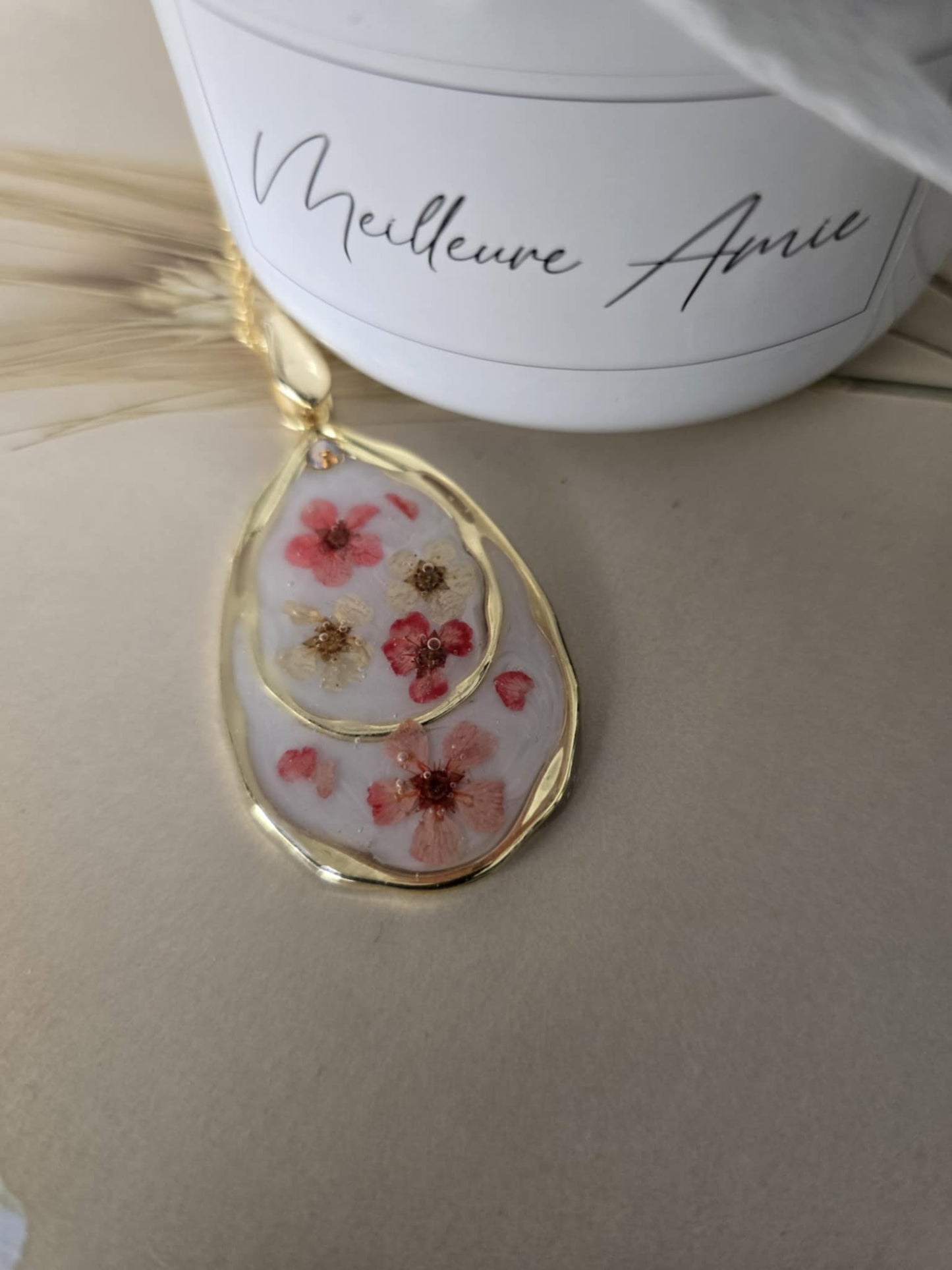 Pendentif forme de goutte envoutante florale