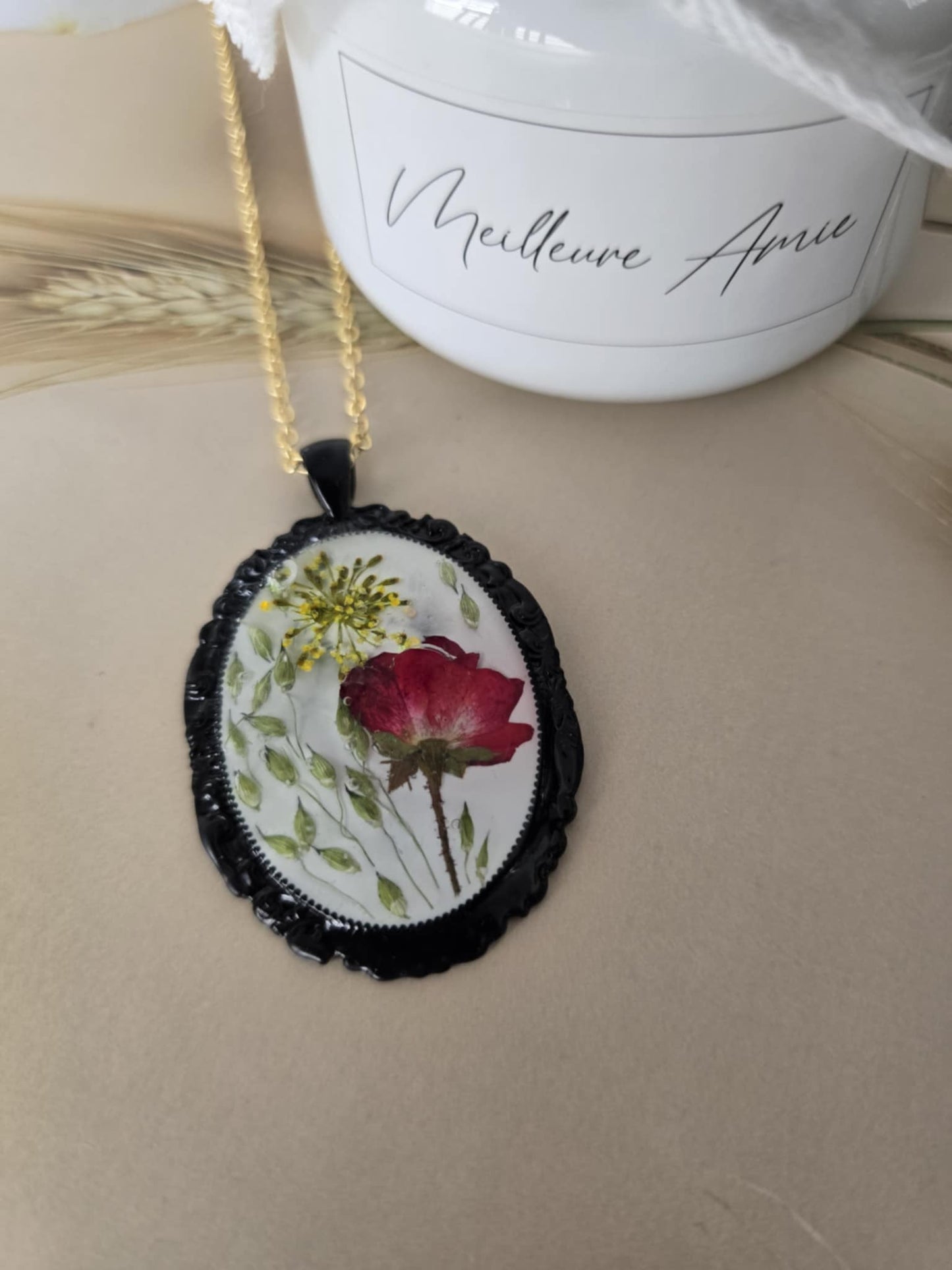 Pendentif noir désirable floral