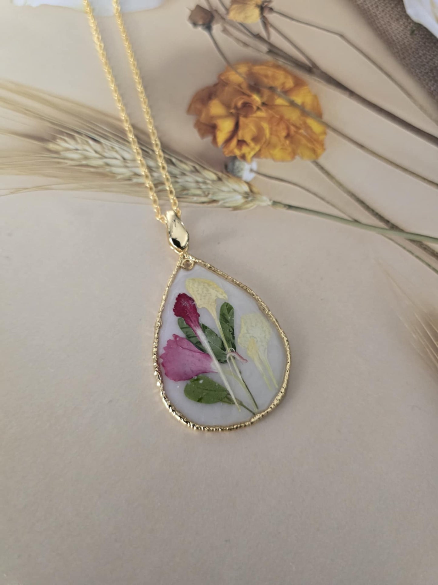 Pendentif floral en forme de goutte