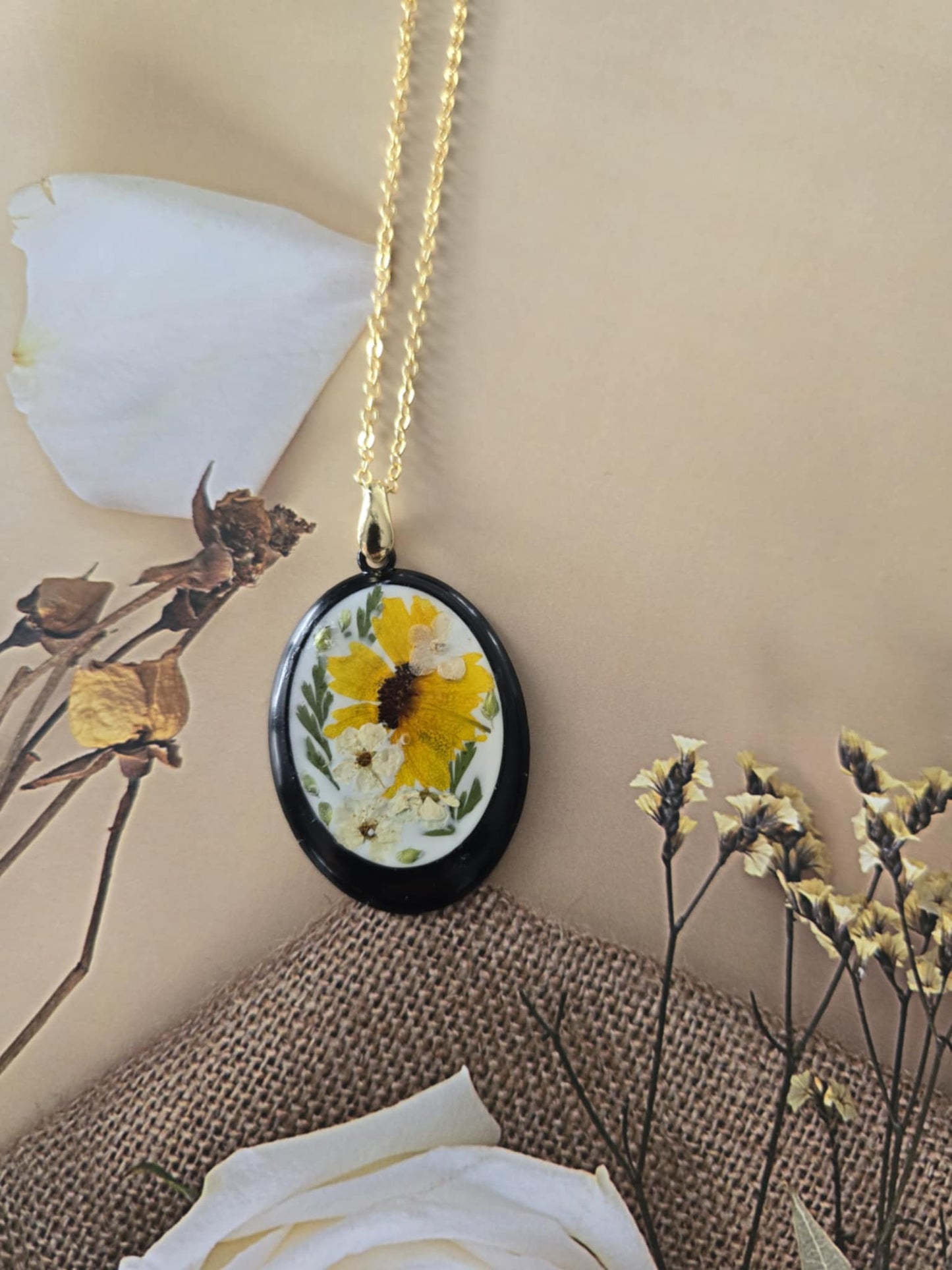 Pendentif floral jaune chaleureux