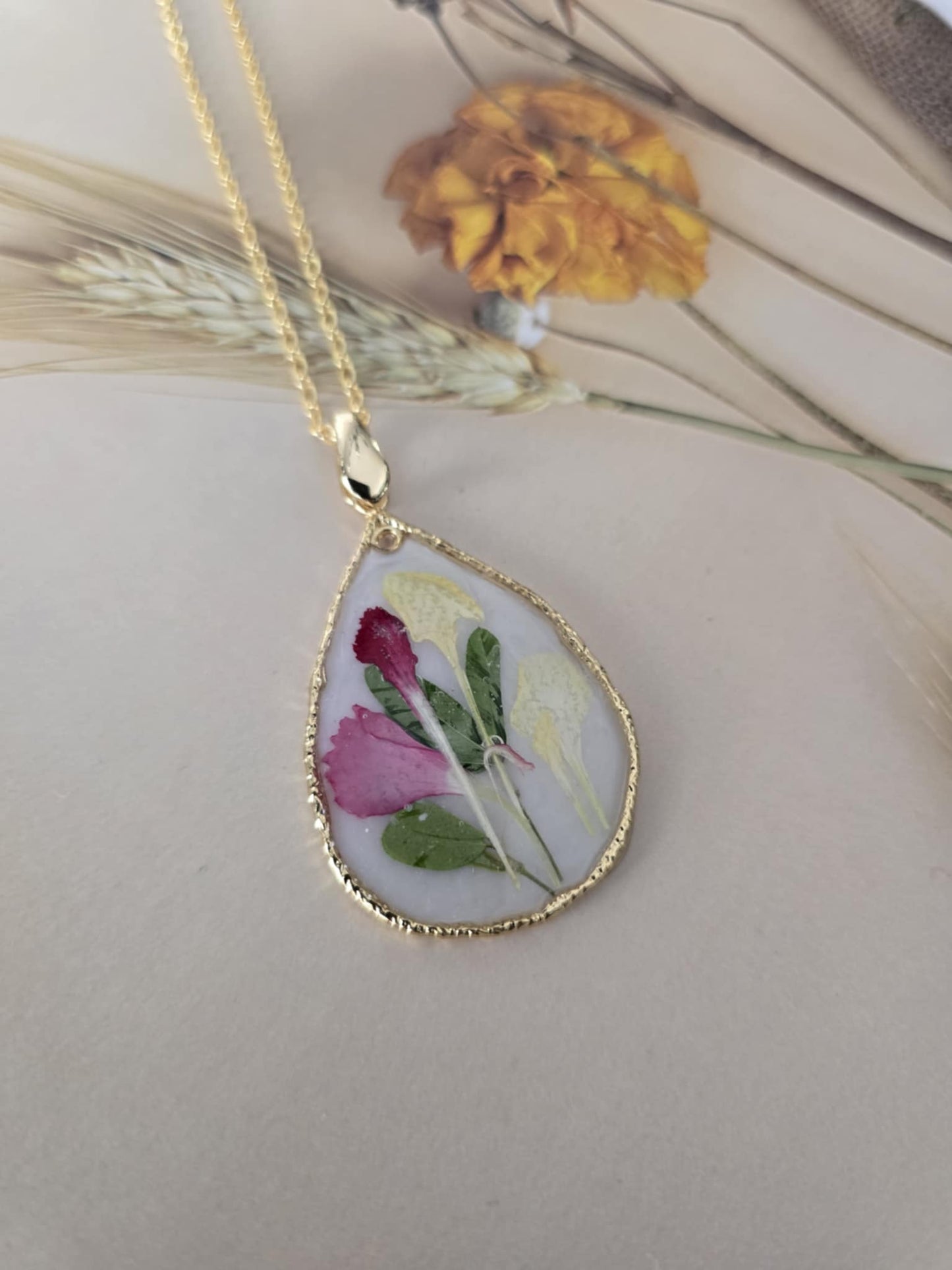 Pendentif floral en forme de goutte