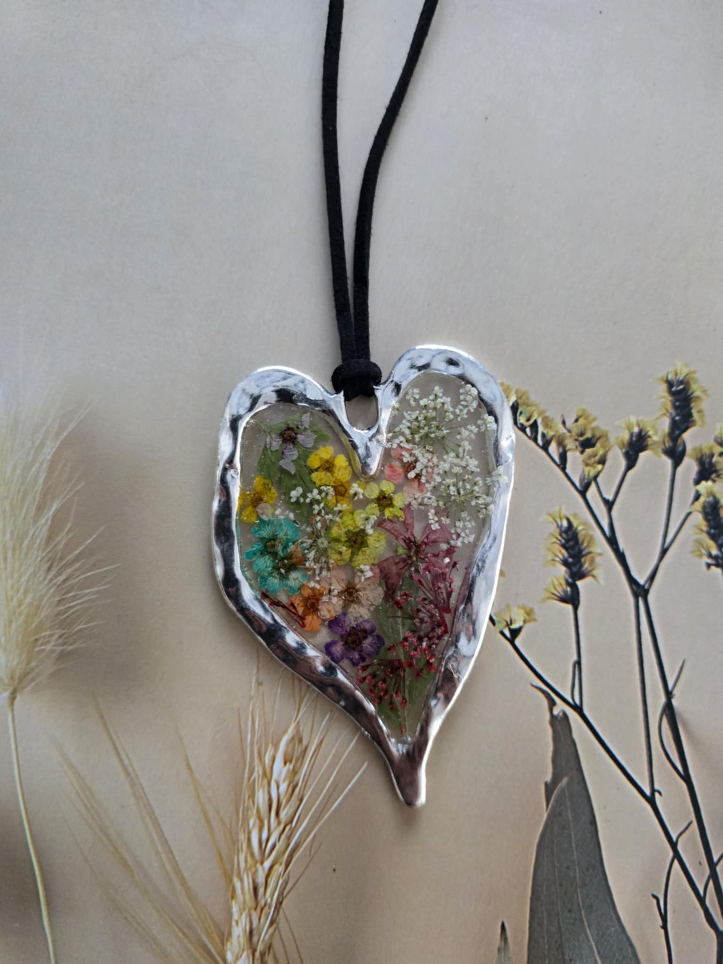 pendentif argenté coloré floral