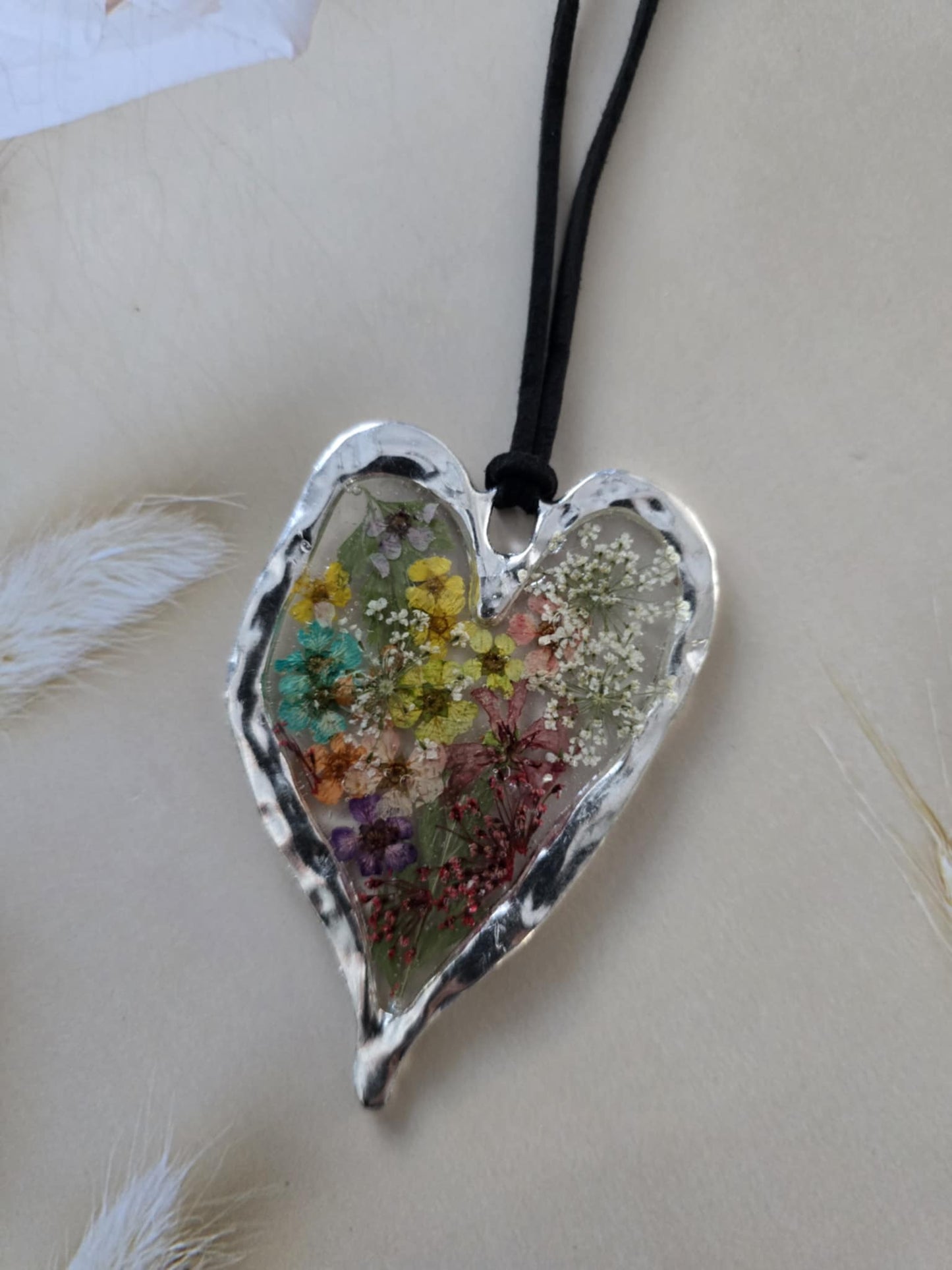 pendentif argenté coloré floral