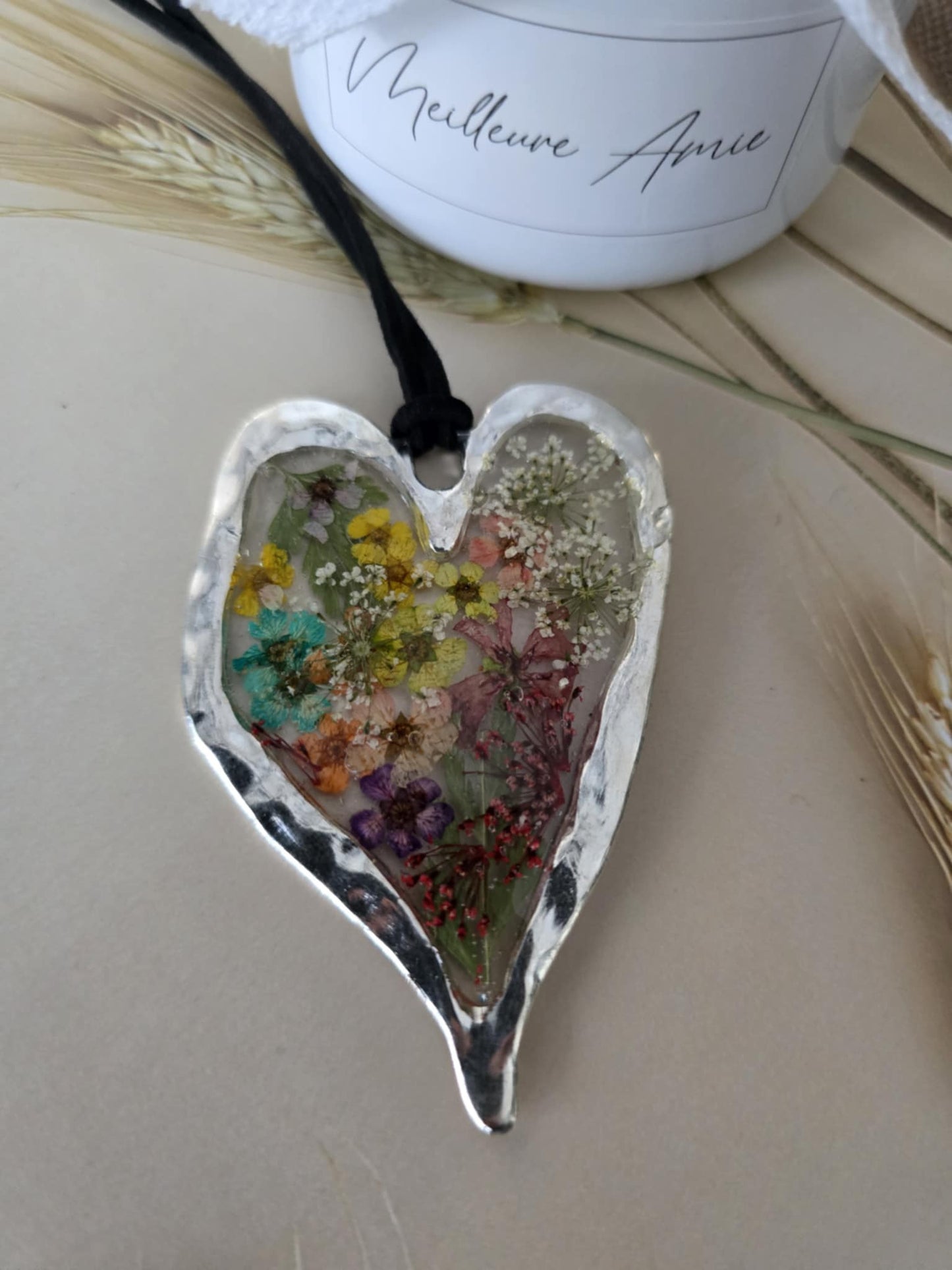 pendentif argenté coloré floral