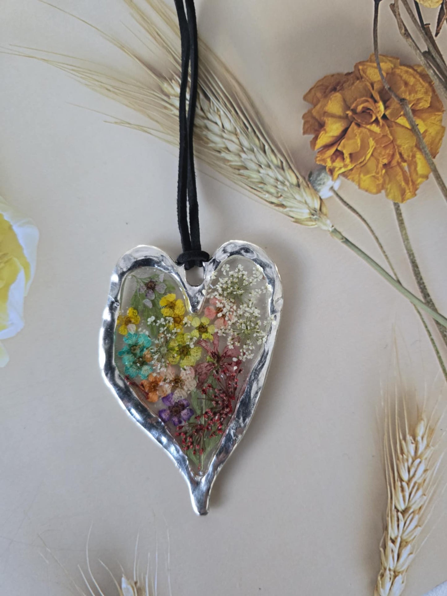 pendentif argenté coloré floral