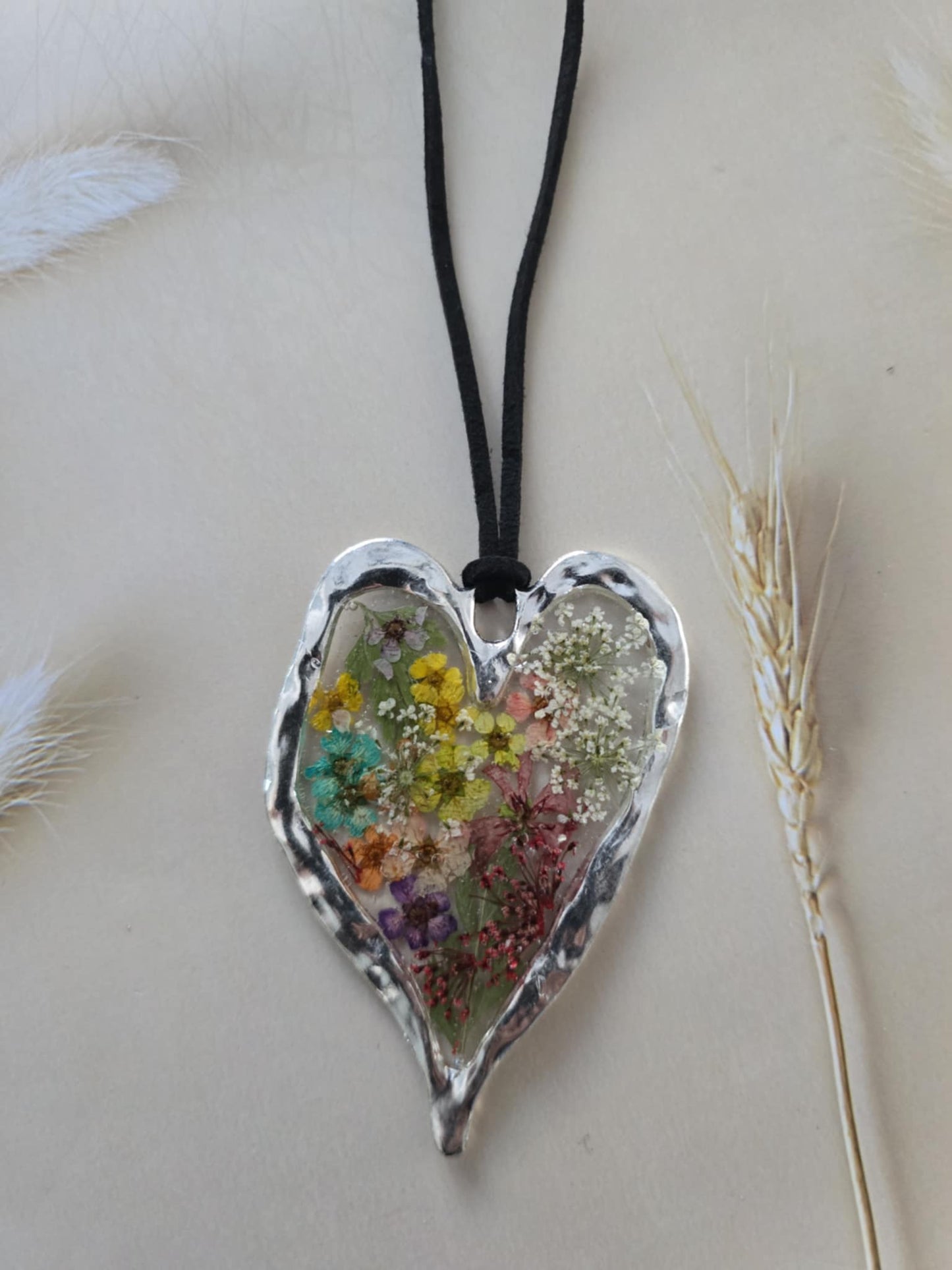 pendentif argenté coloré floral