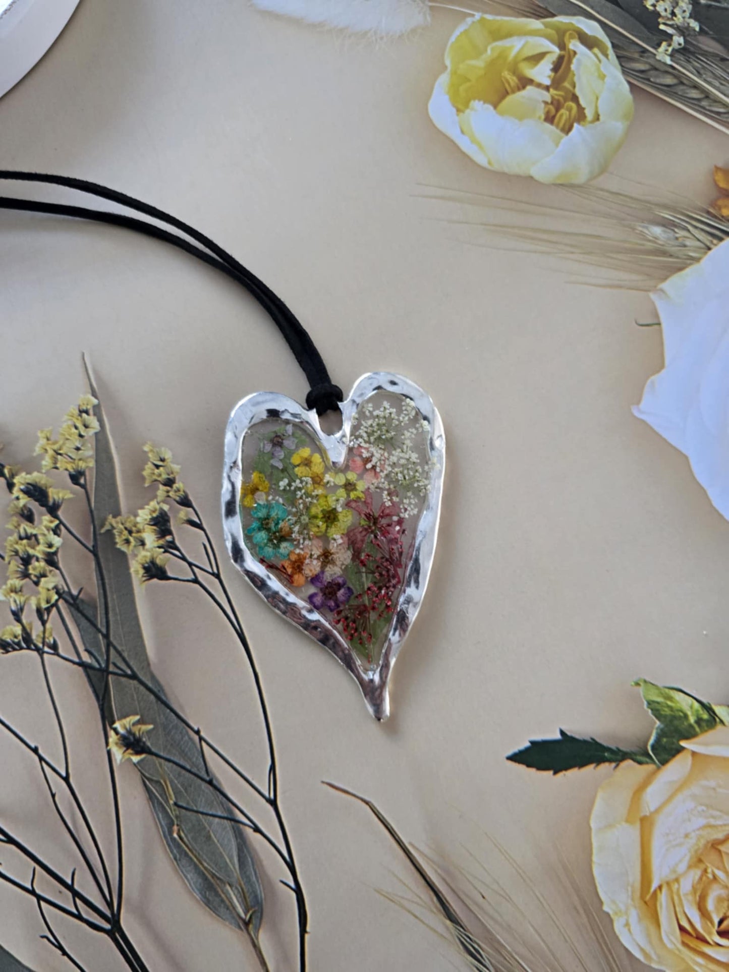 pendentif argenté coloré floral