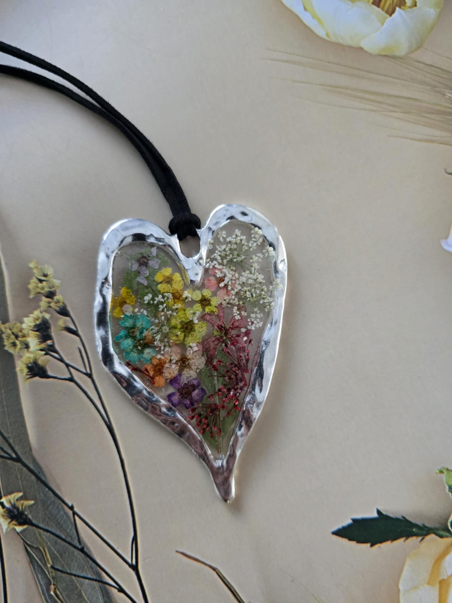 pendentif argenté coloré floral
