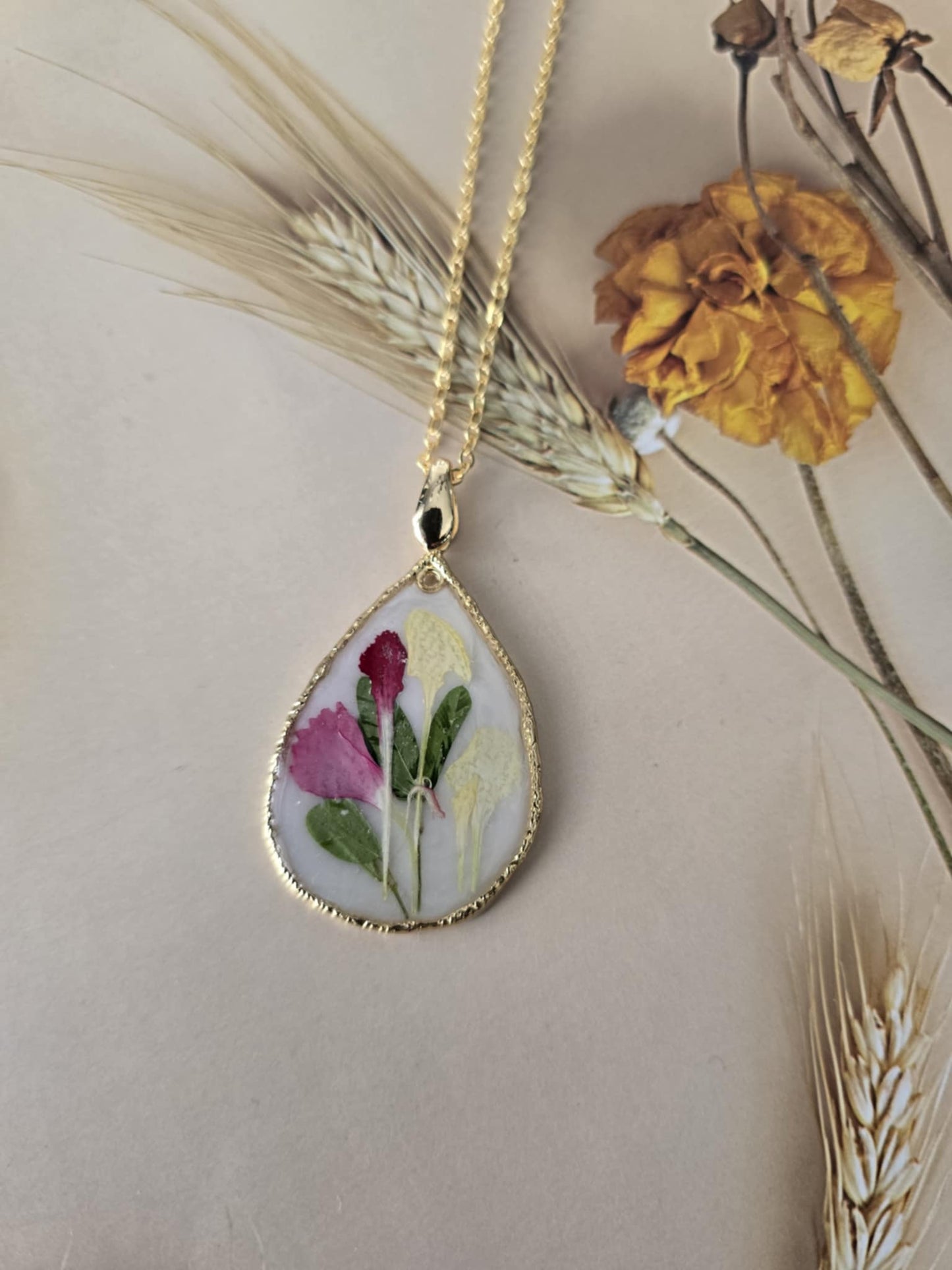 Pendentif floral en forme de goutte