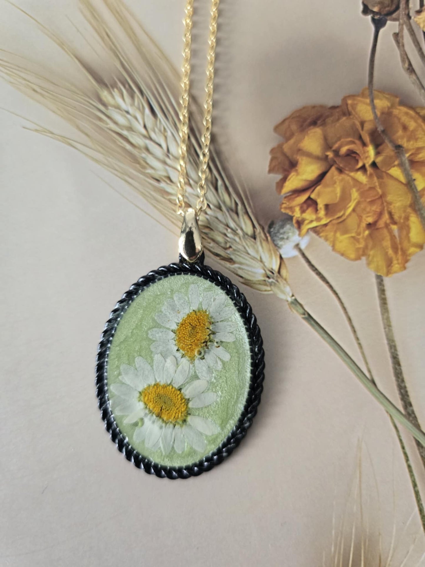Pendentif marguerite sur fond vert