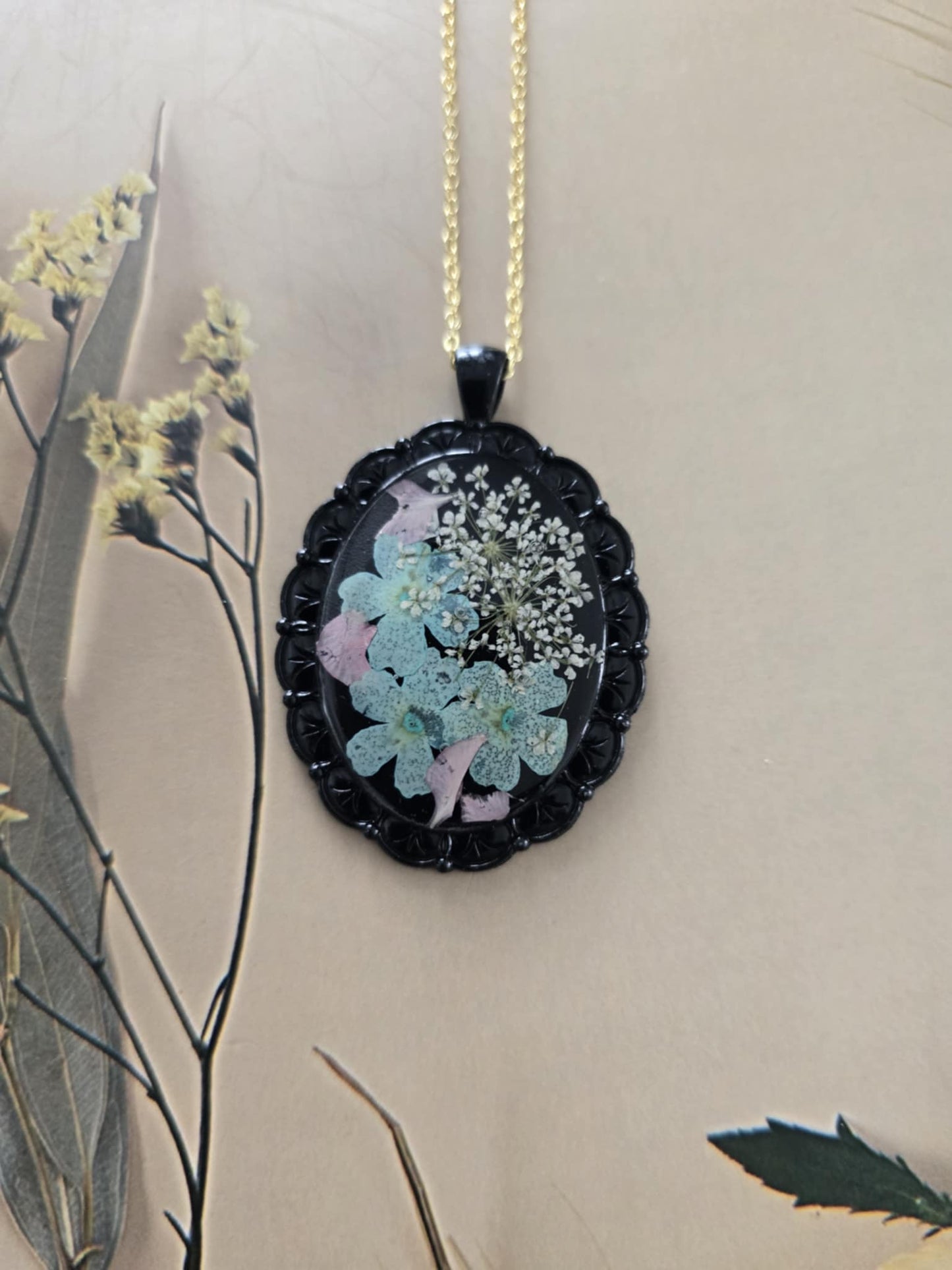Pendentif noir floral turquoise