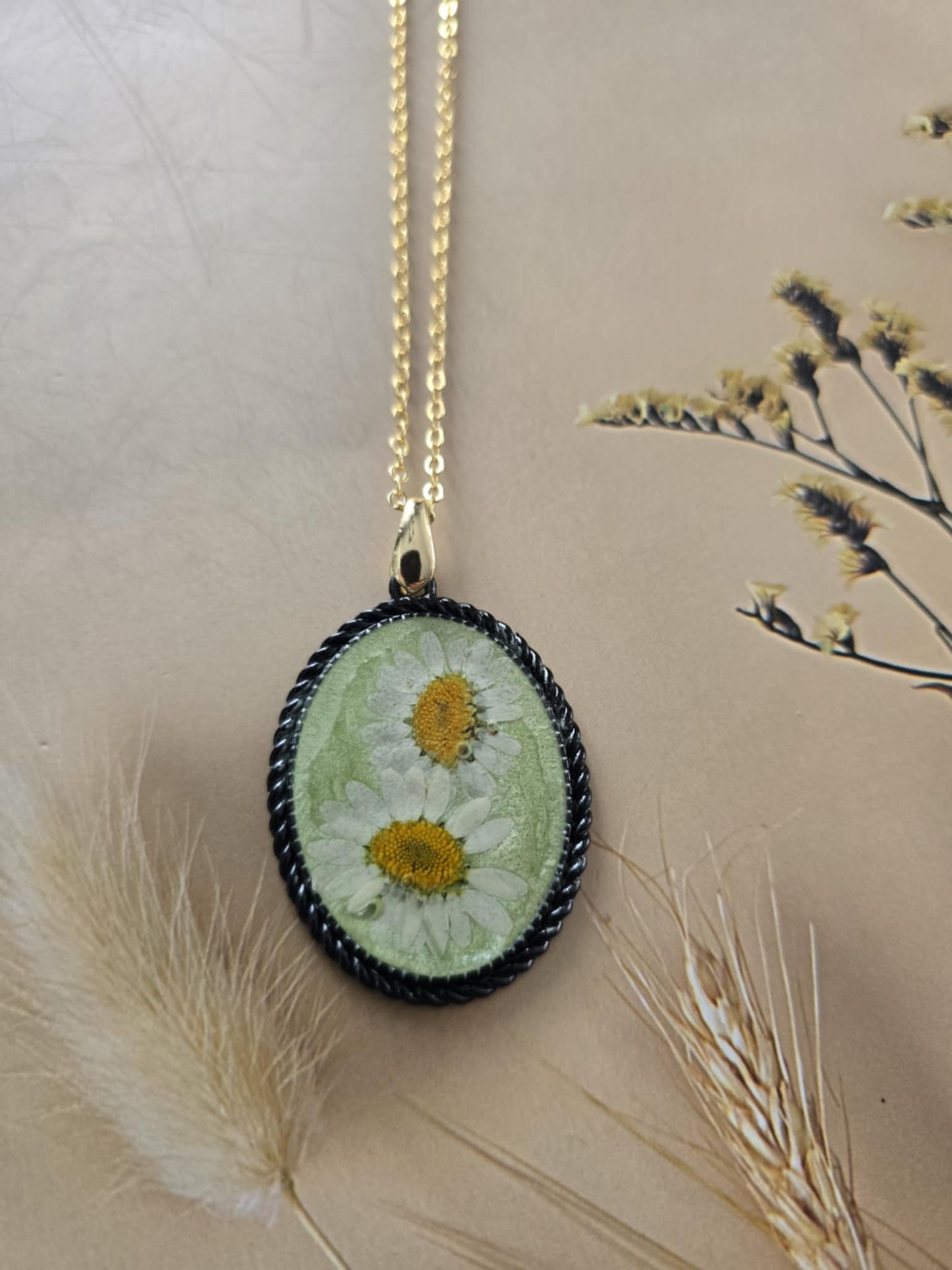 Pendentif marguerite sur fond vert