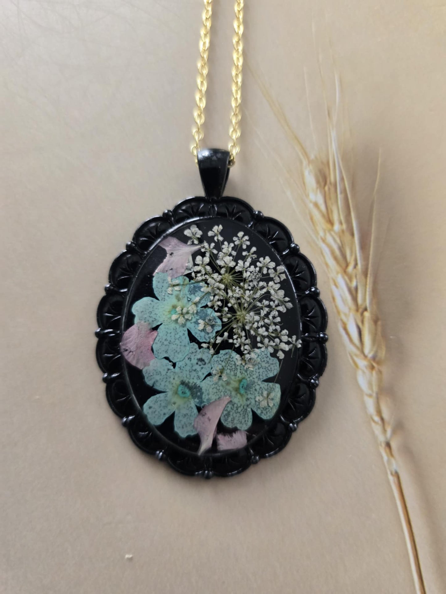 Pendentif noir floral turquoise