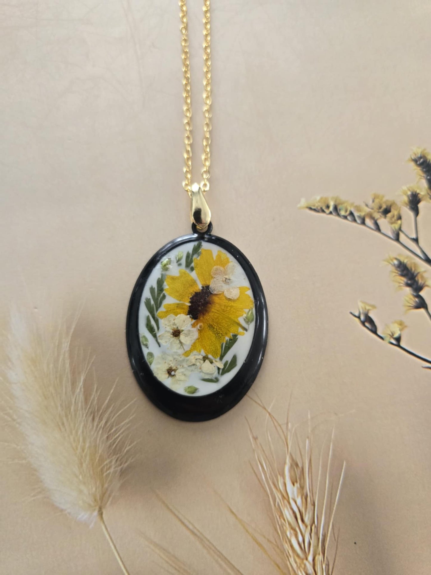 Pendentif floral jaune chaleureux