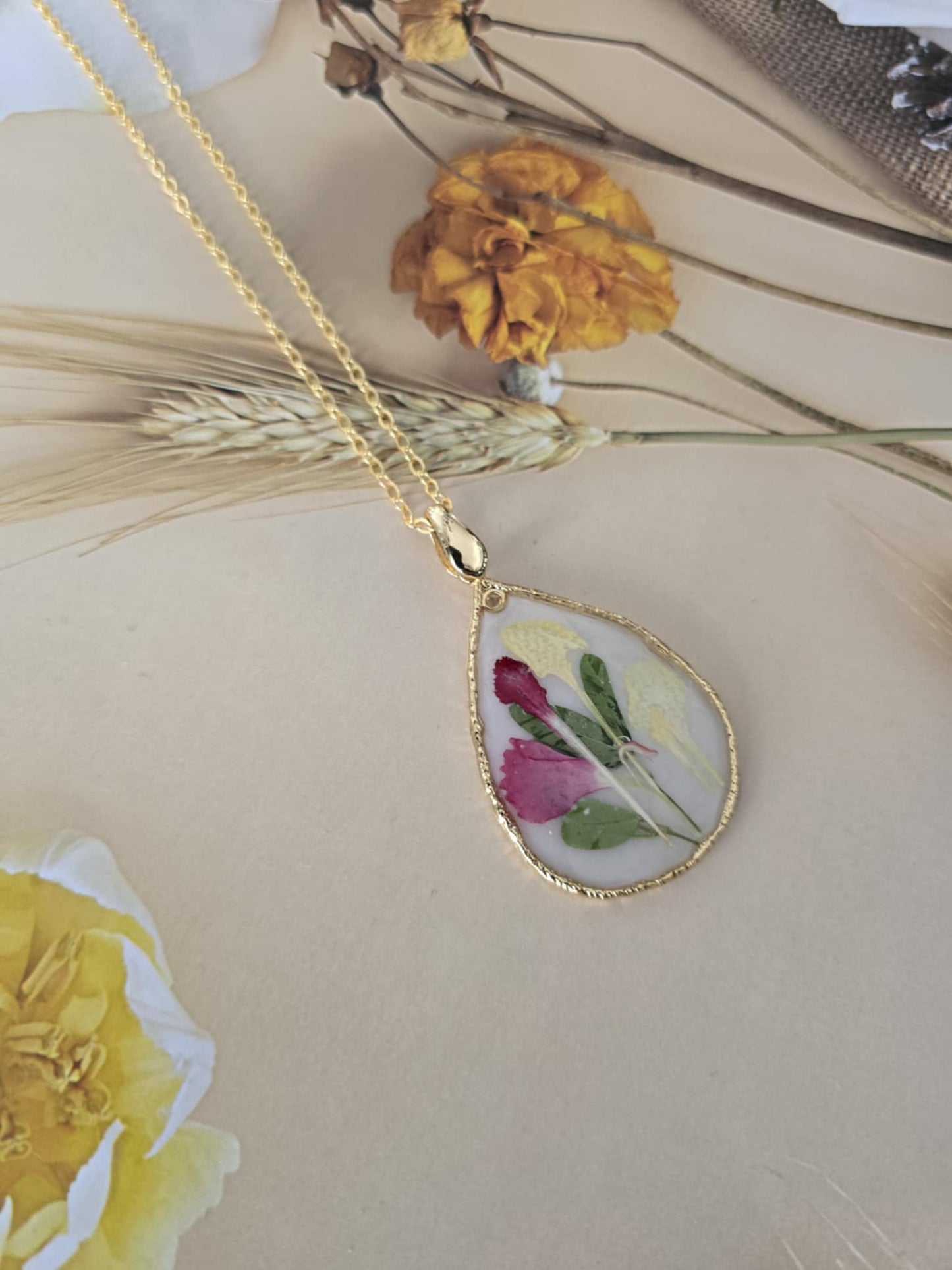 Pendentif floral en forme de goutte