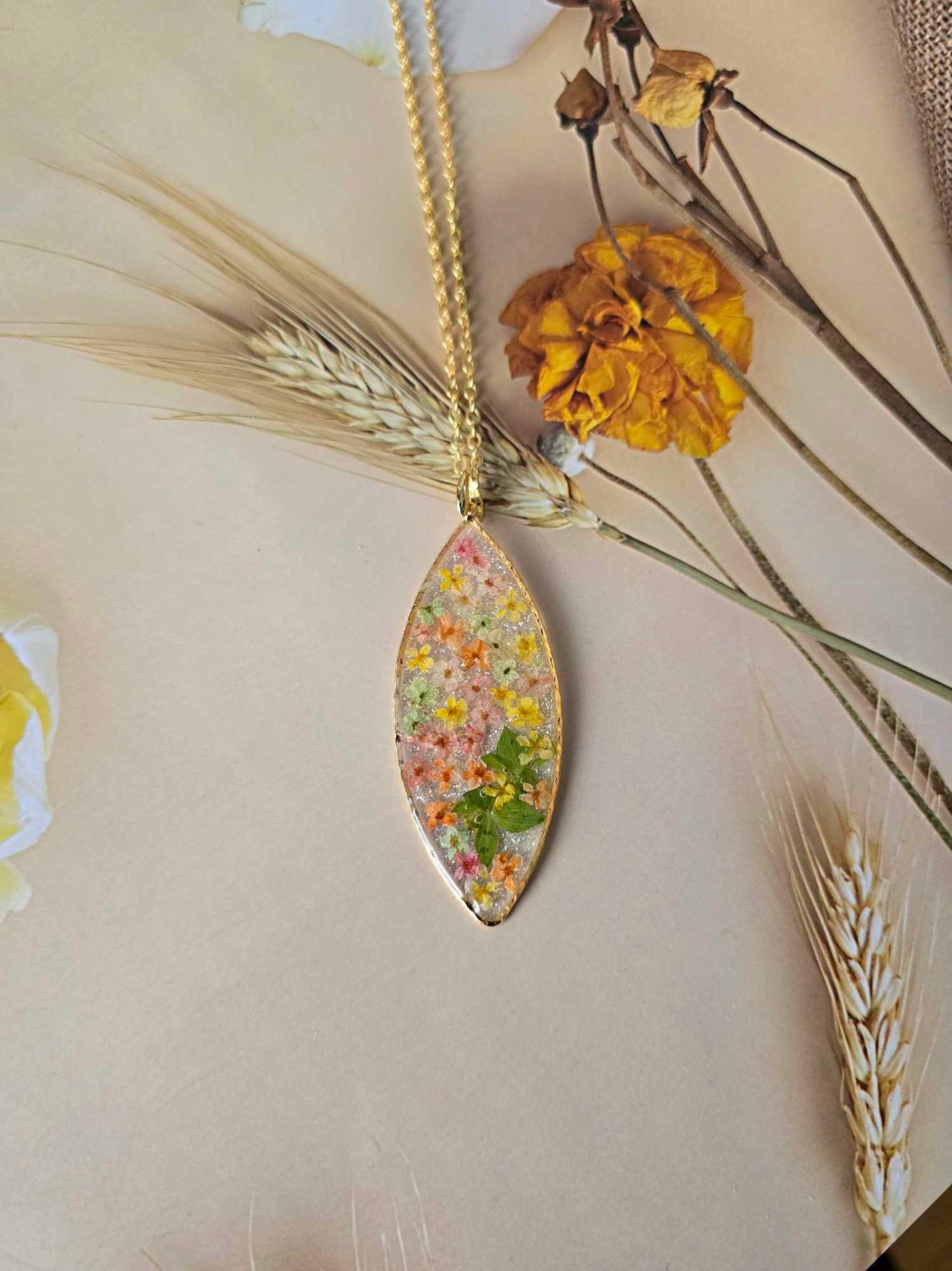 Pendentif fleurs vibrantes