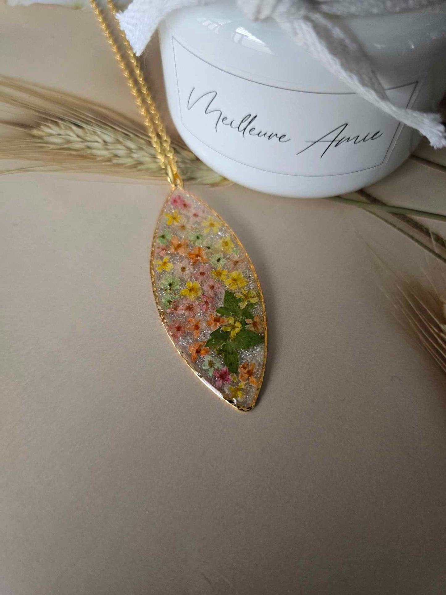 Pendentif fleurs vibrantes