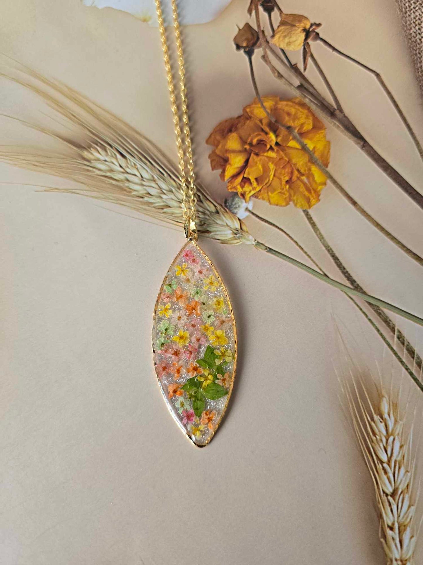 Pendentif fleurs vibrantes