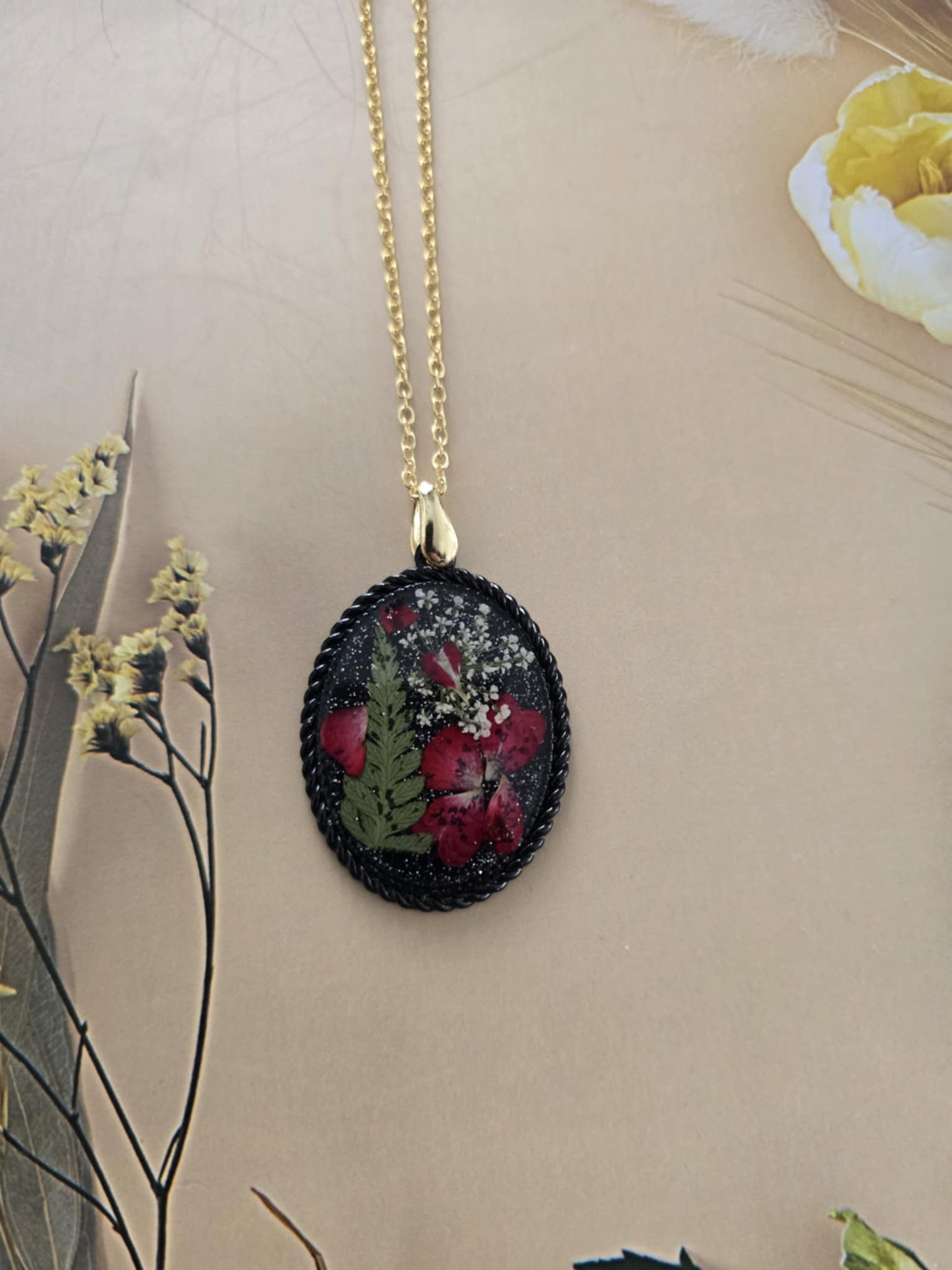 Pendentif fleurs rouges vibration