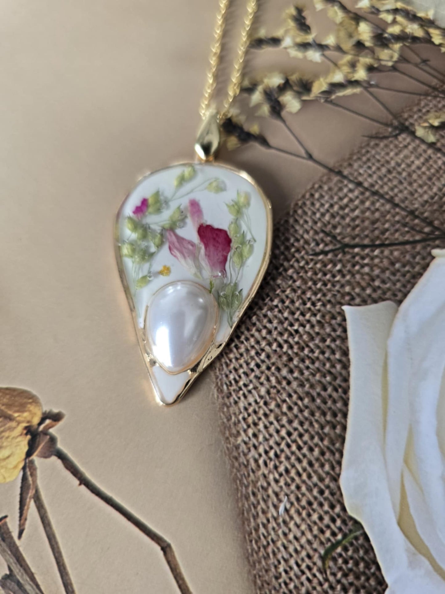 Pendentif floral avec perle