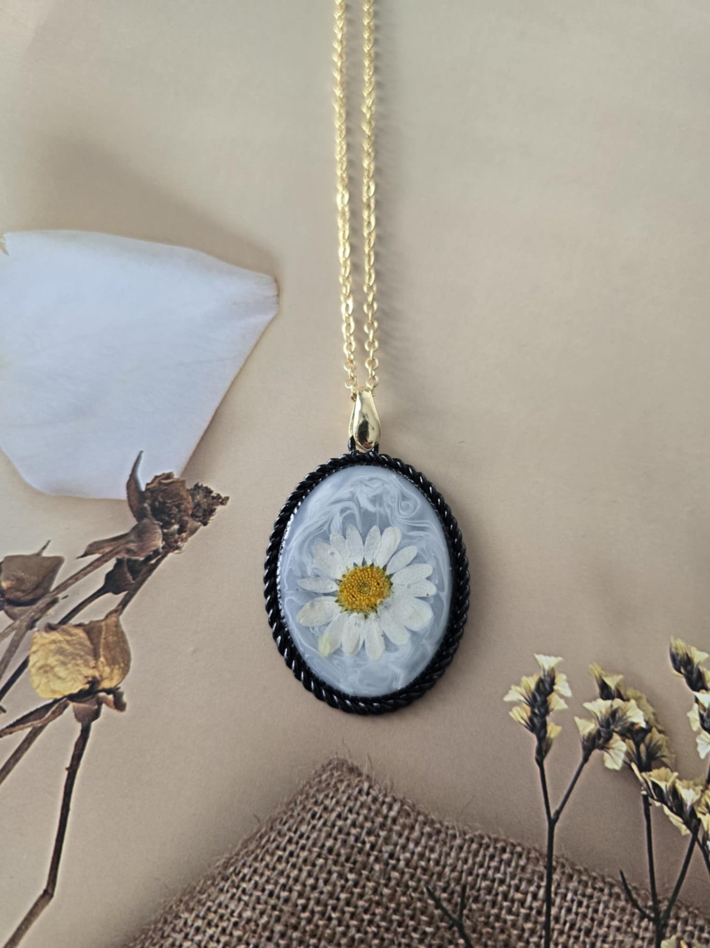 pendentif marguerite fond marbré