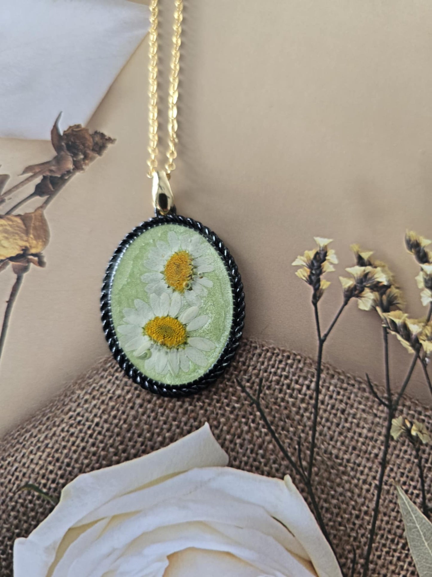 Pendentif marguerite sur fond vert