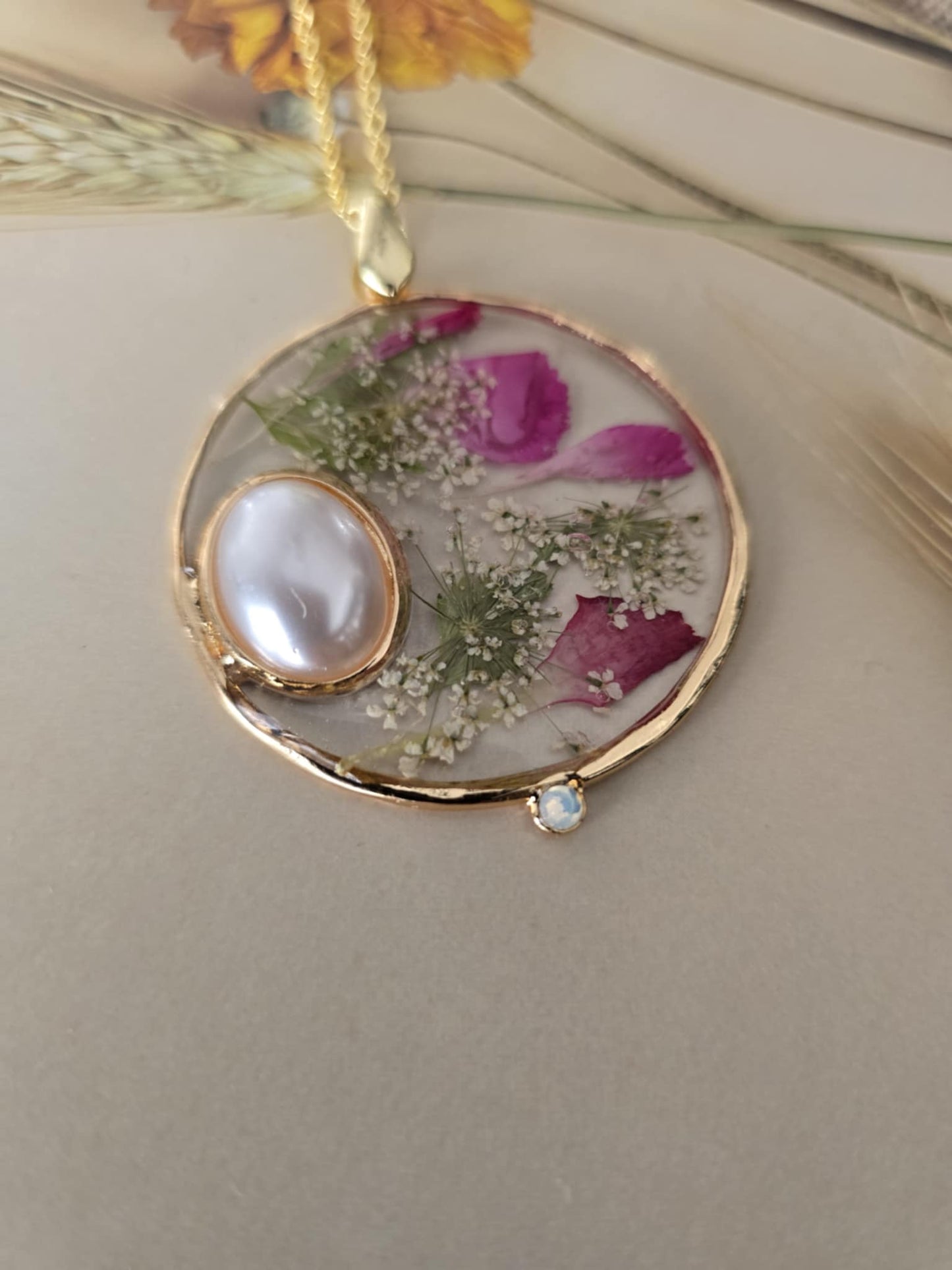 Pendentif floral surprenant