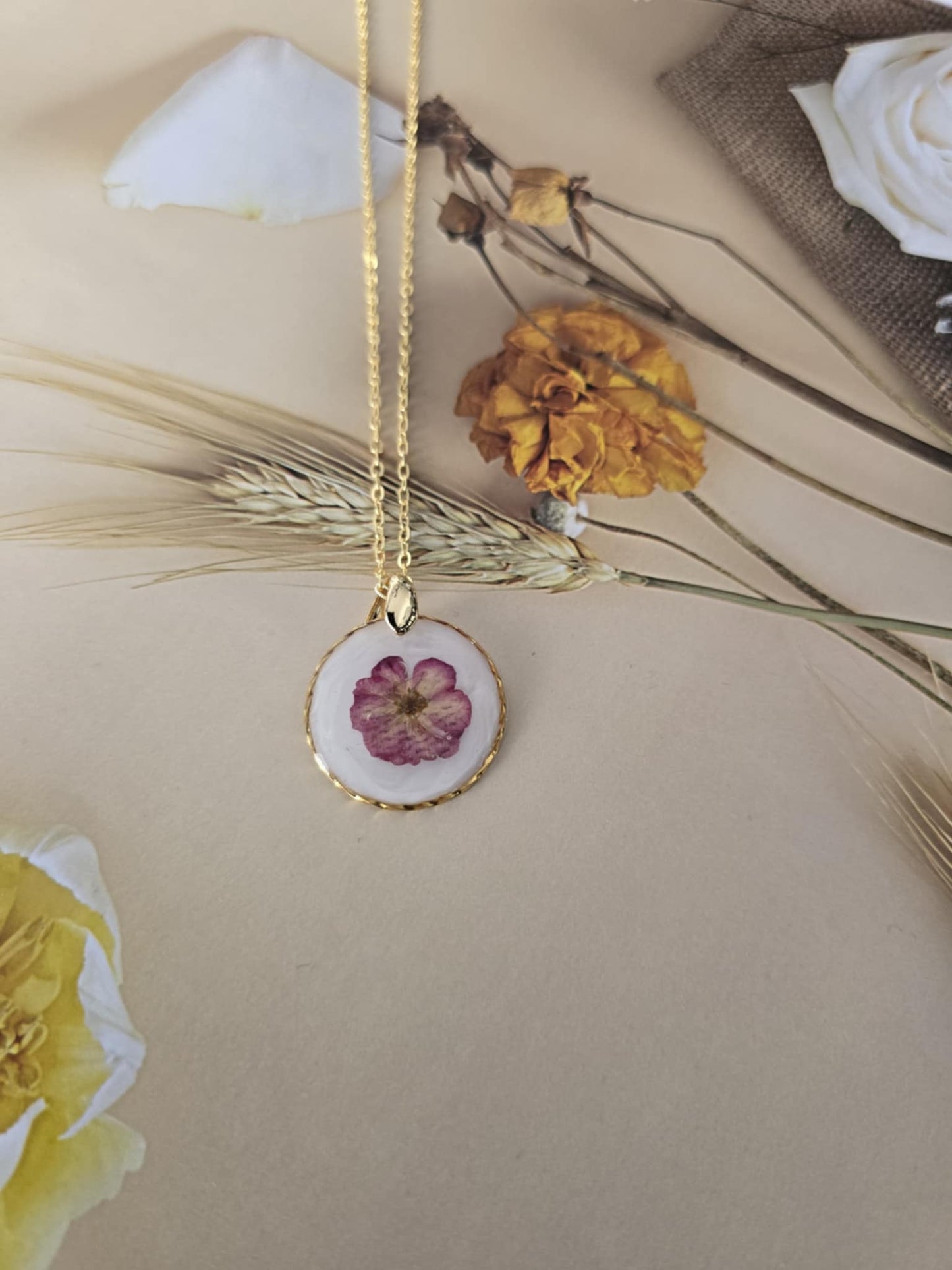 Pendentif floral rond mignon