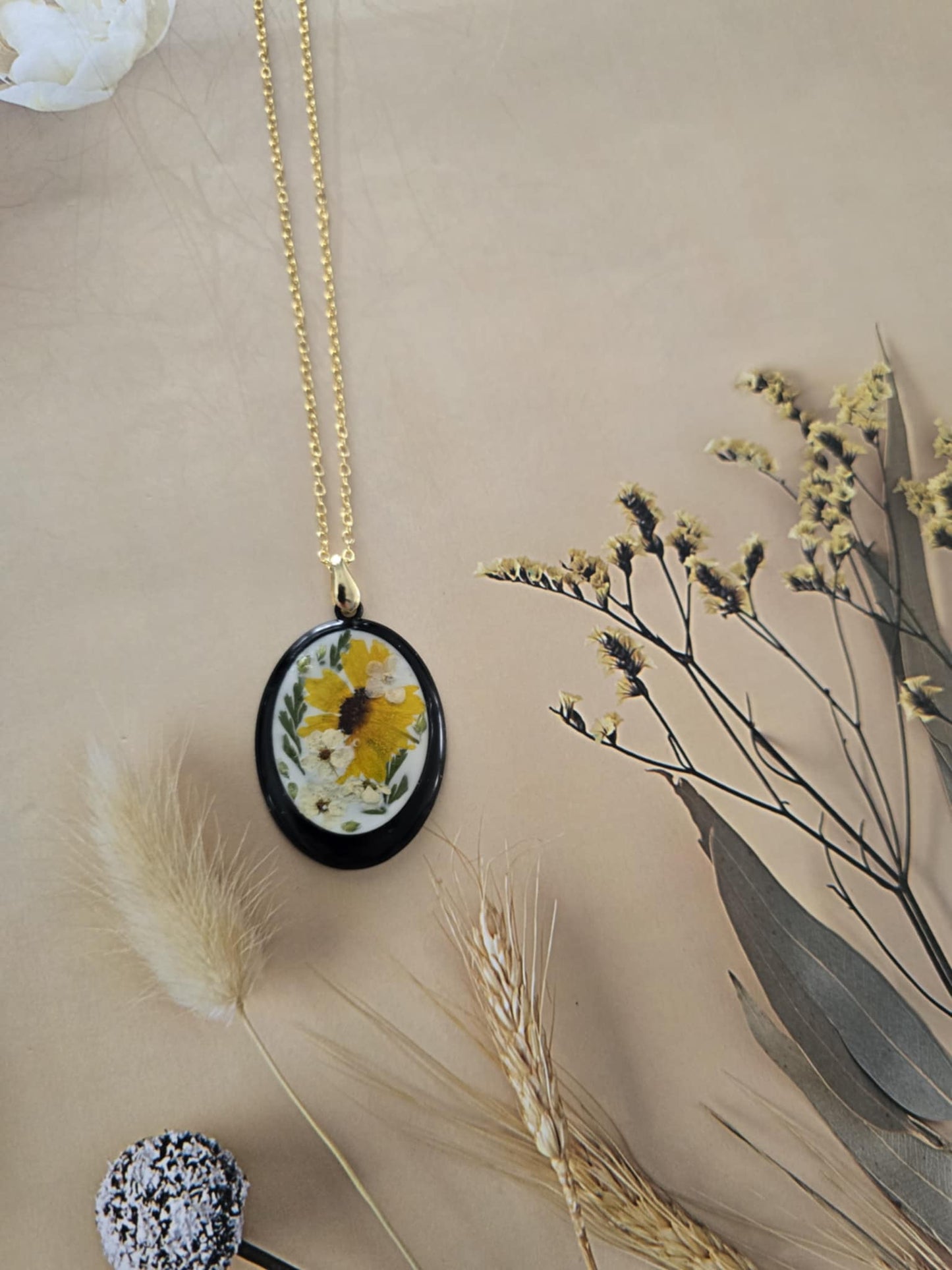 Pendentif floral jaune chaleureux