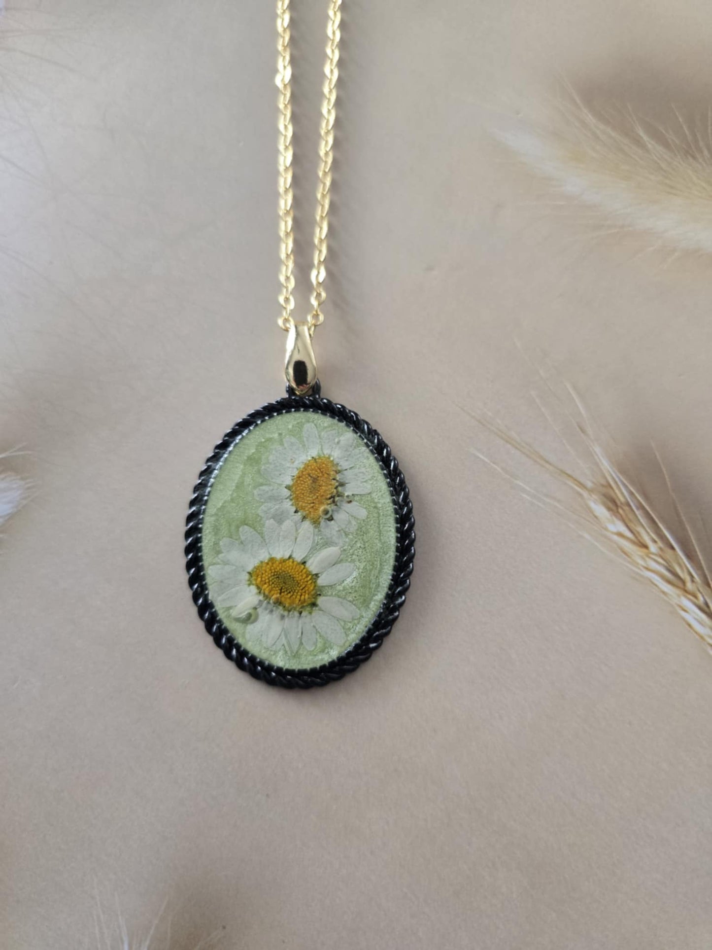 Pendentif marguerite sur fond vert