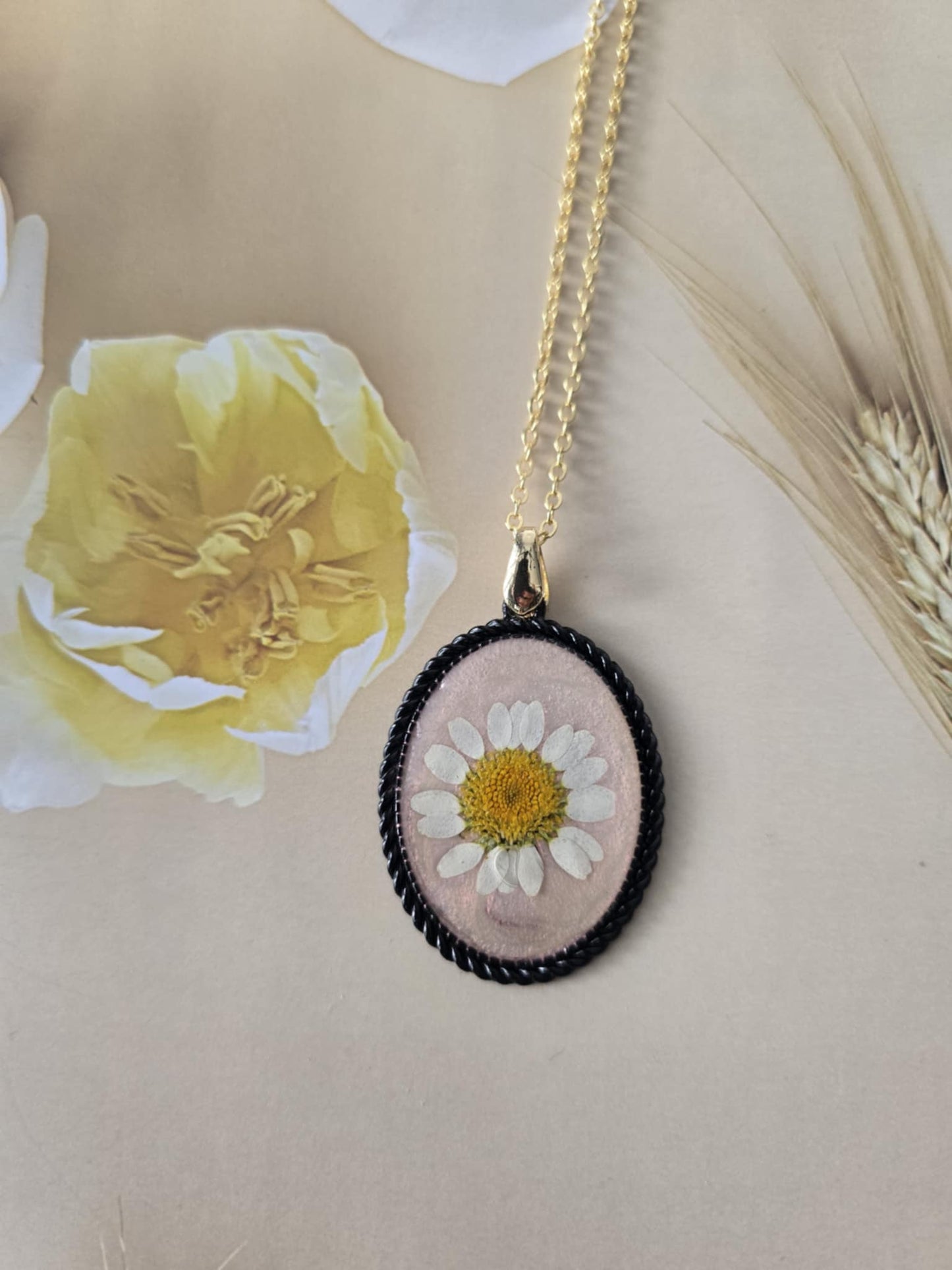 Pendentif marguerite nacré rose