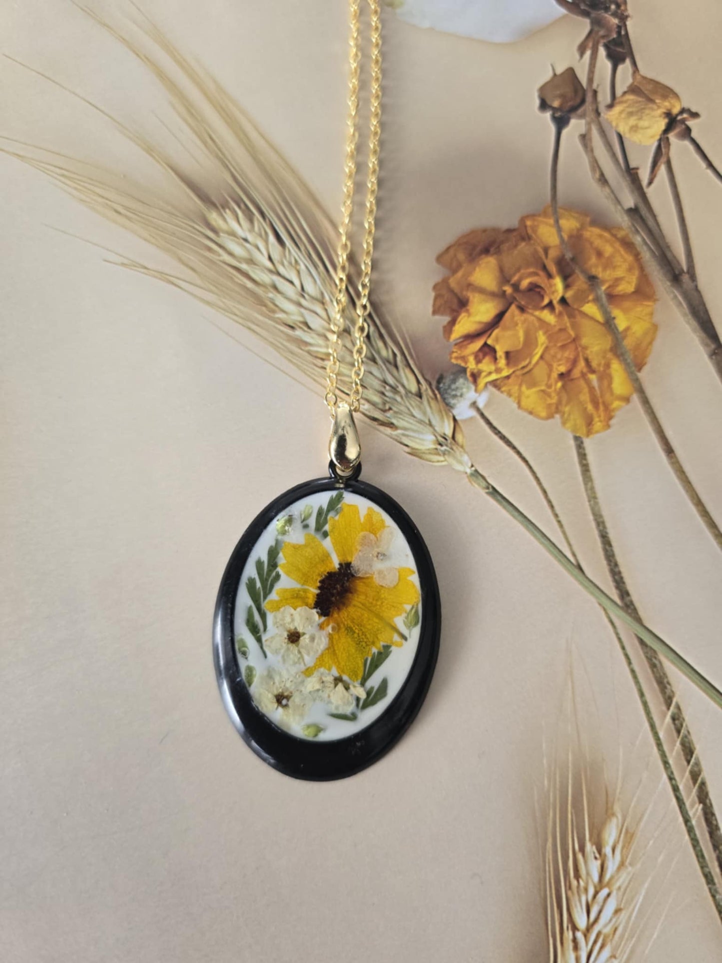 Pendentif floral jaune chaleureux