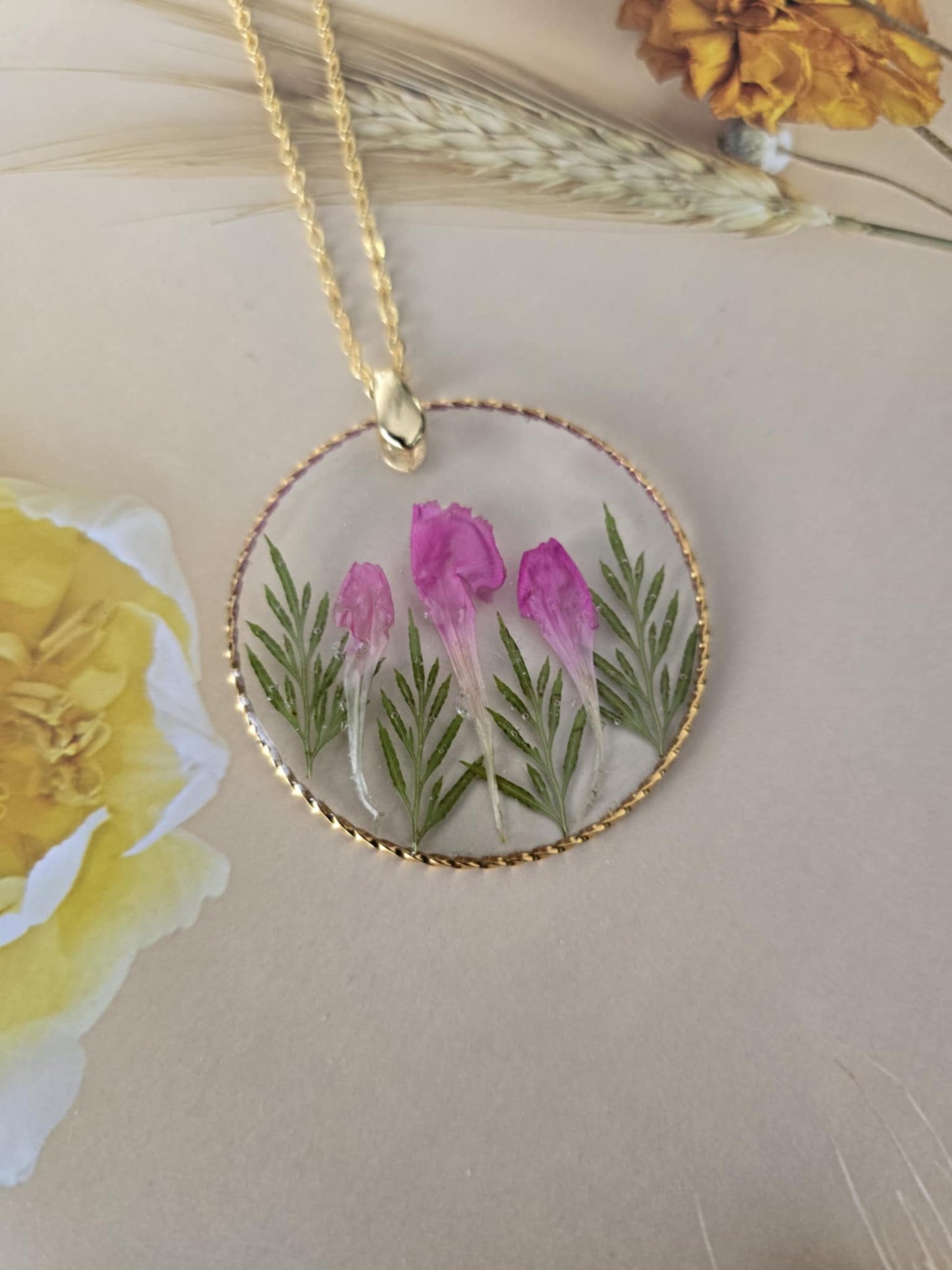 Pendentif floral d'exploration