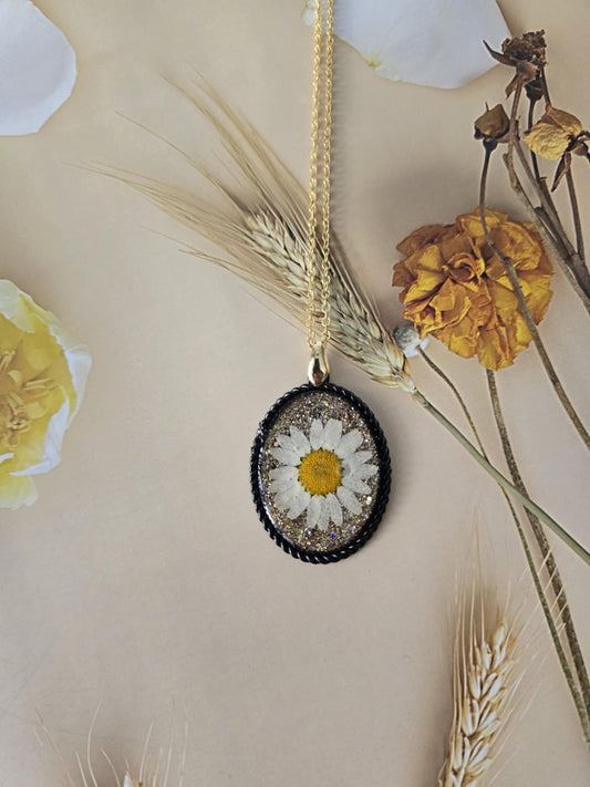 Pendentif marguerite sur fond or brillant