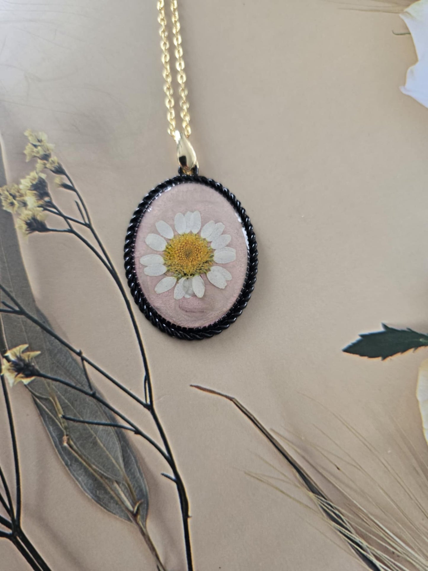 Pendentif marguerite nacré rose